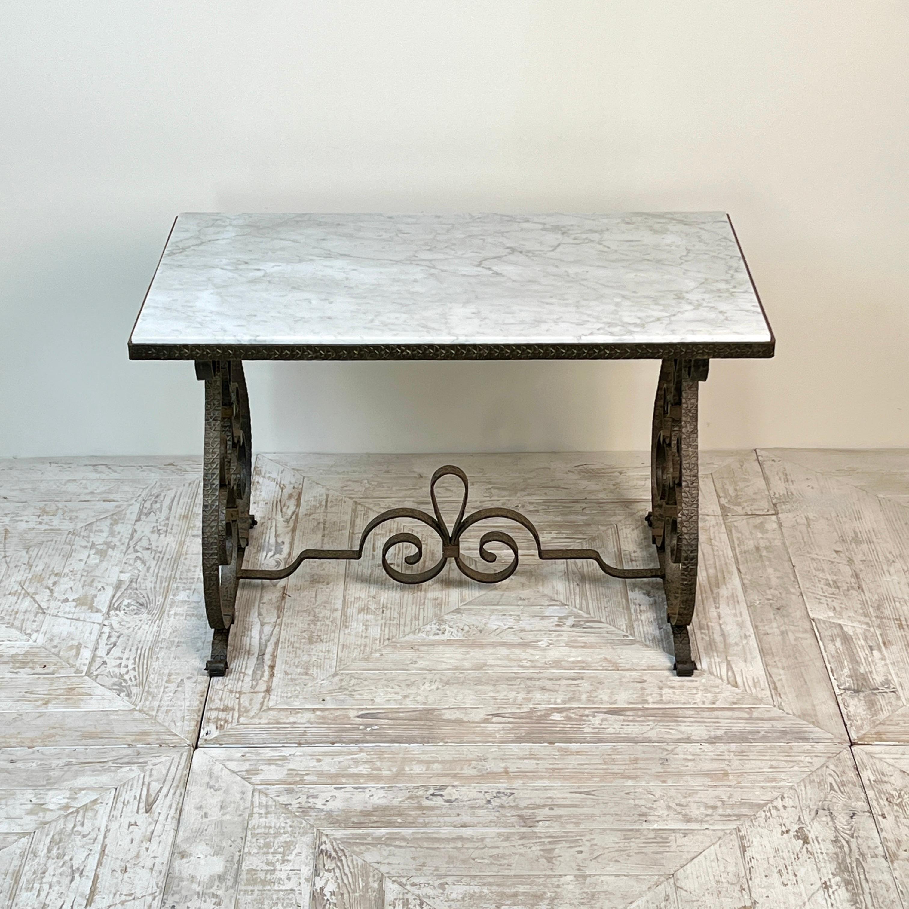 Art déco Table à café ou d'appoint en fer forgé à plateau en marbre Circa 1930 en vente