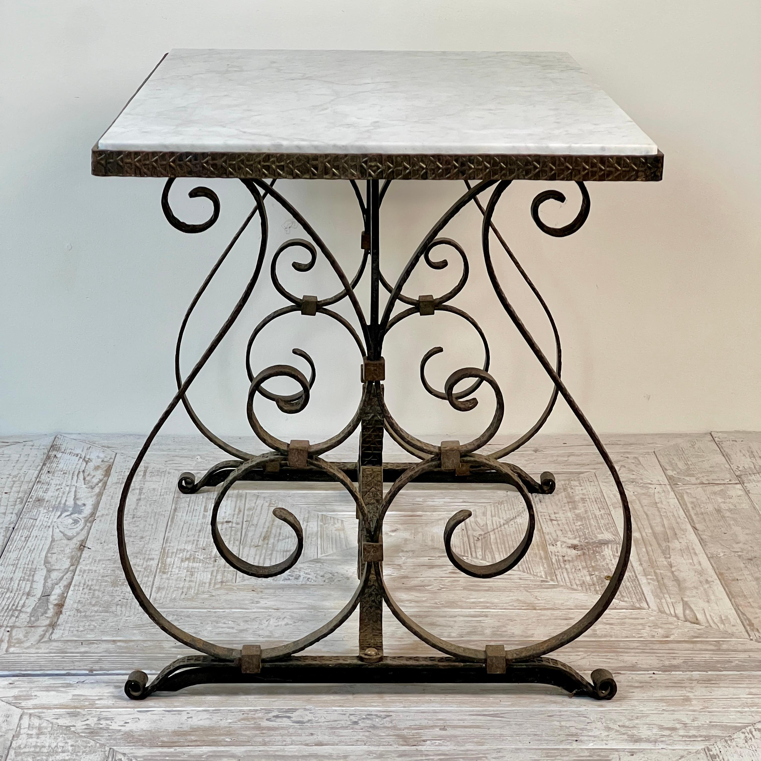 Français Table à café ou d'appoint en fer forgé à plateau en marbre Circa 1930 en vente