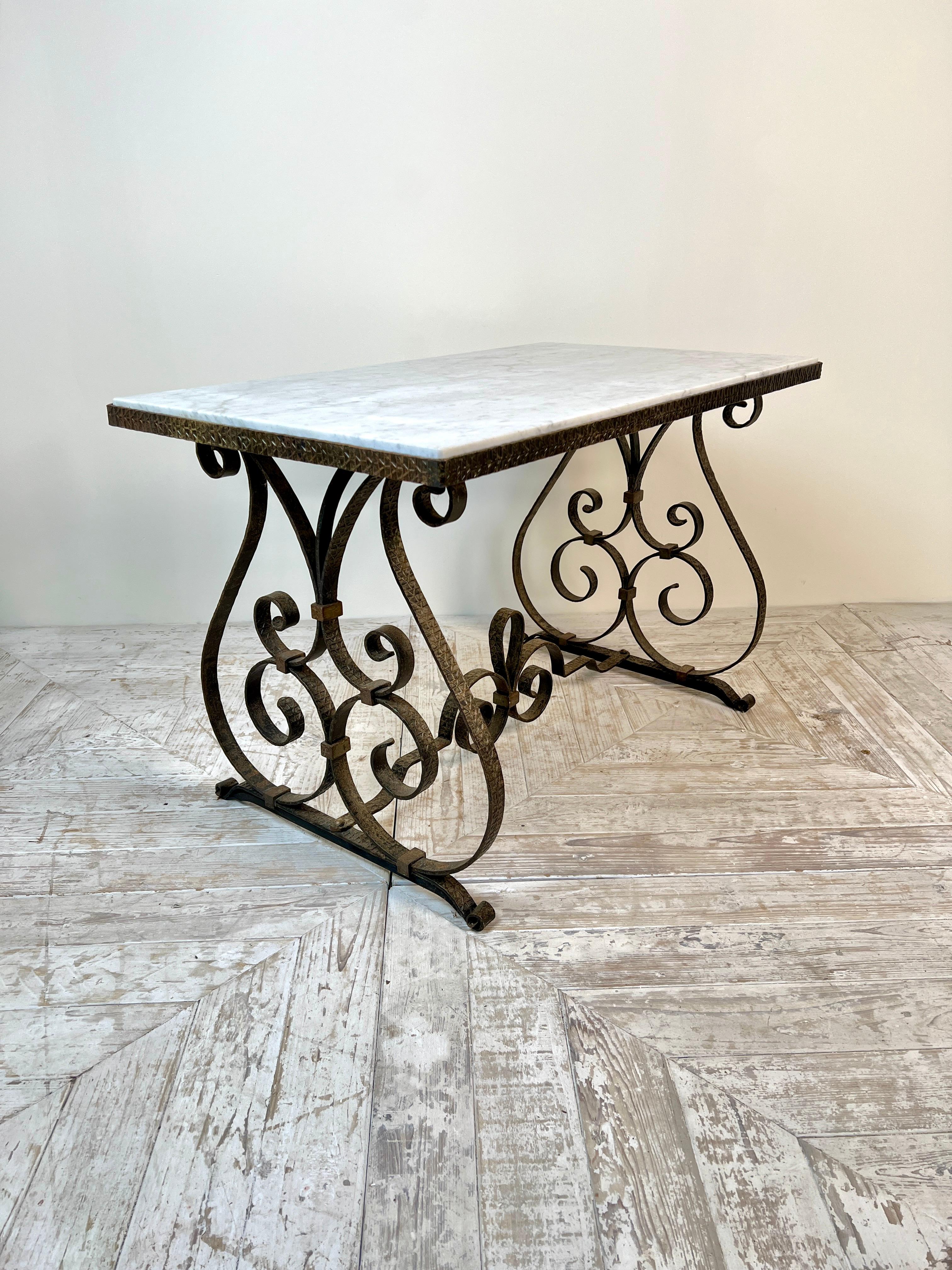 Fait main Table à café ou d'appoint en fer forgé à plateau en marbre Circa 1930 en vente