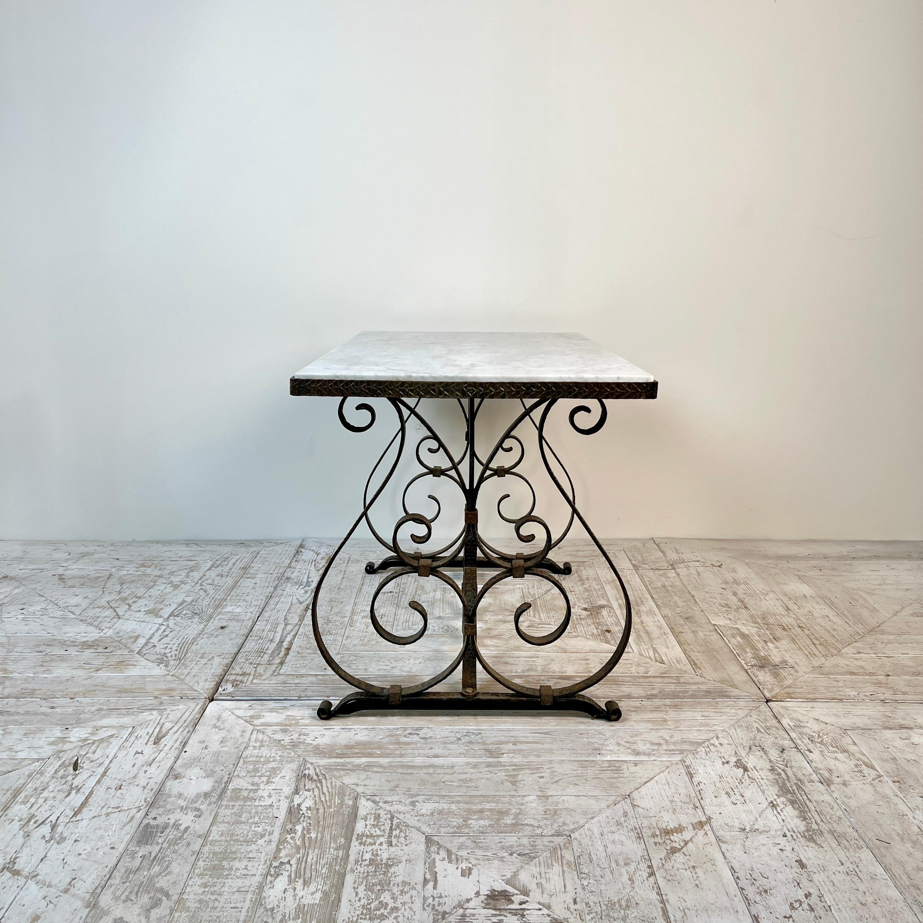 Table à café ou d'appoint en fer forgé à plateau en marbre Circa 1930 Bon état - En vente à London, GB