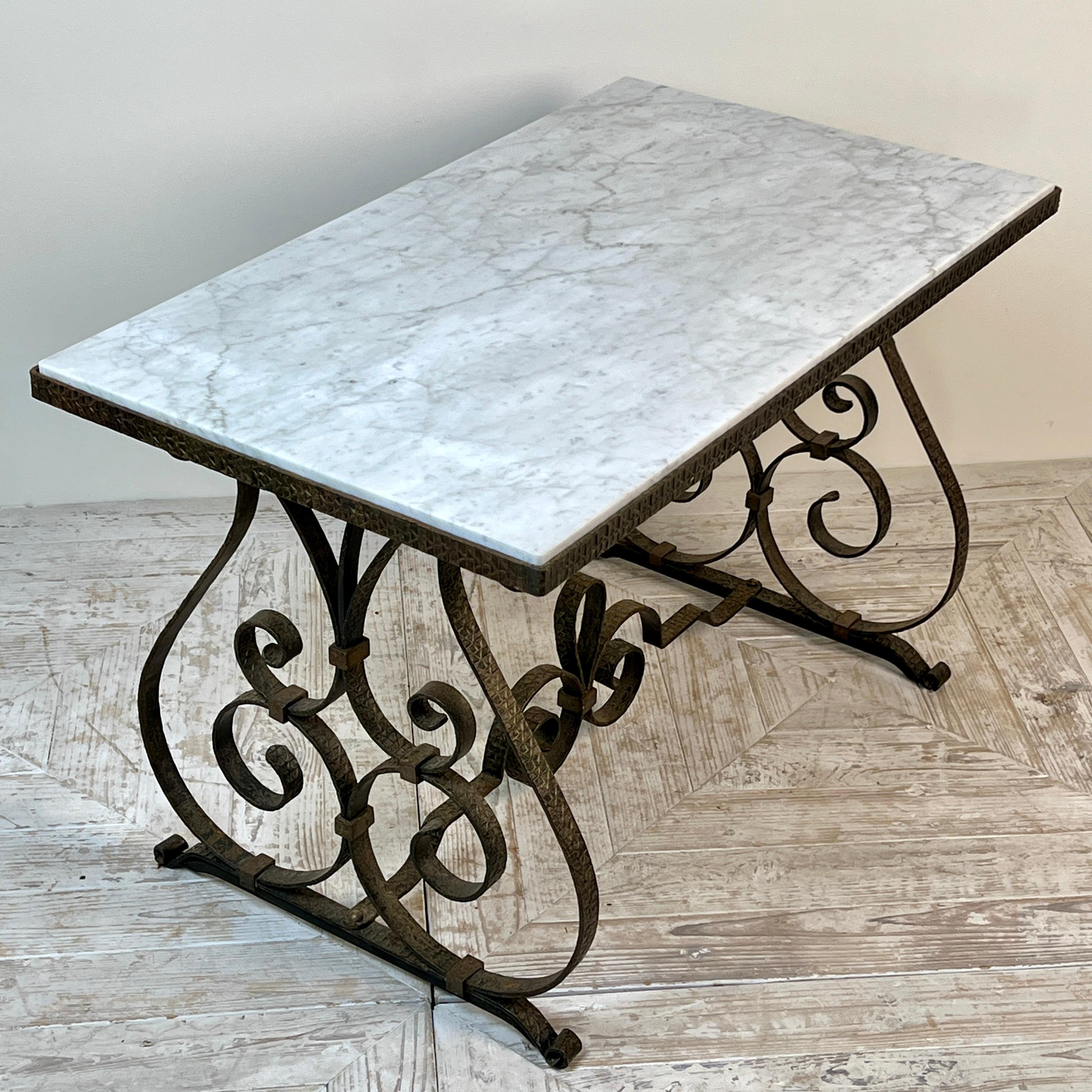 Fer forgé Table à café ou d'appoint en fer forgé à plateau en marbre Circa 1930 en vente