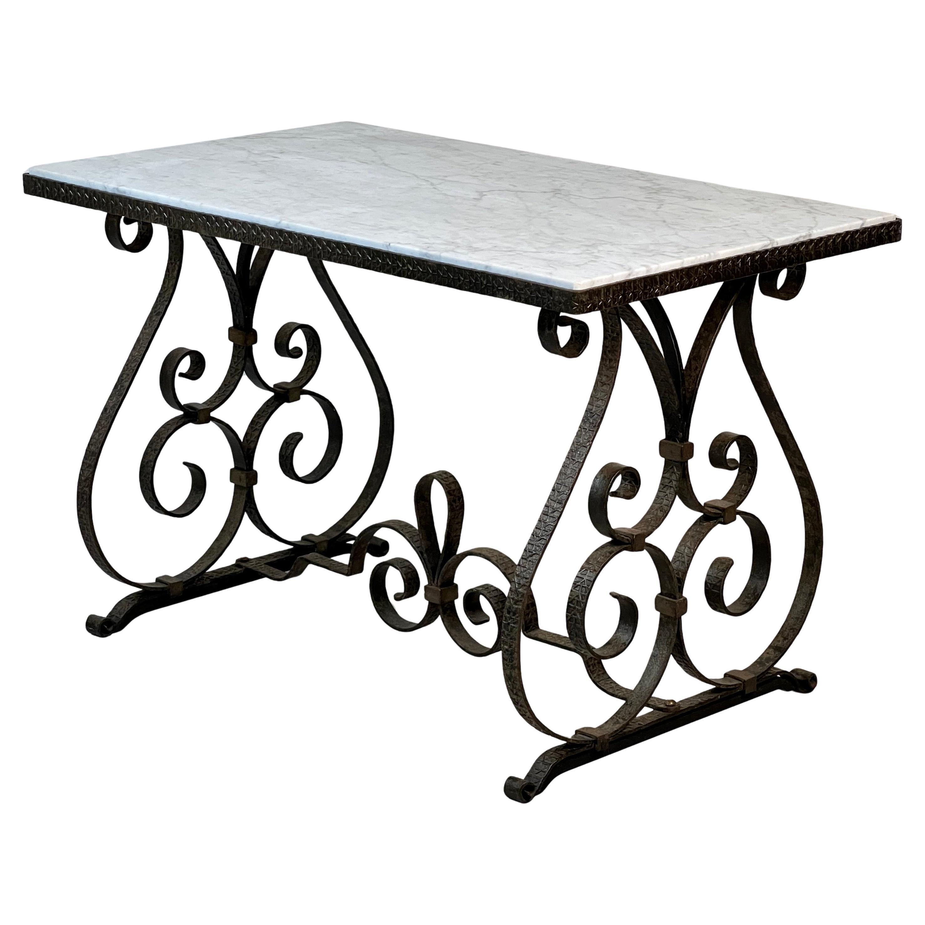 Table à café ou d'appoint en fer forgé à plateau en marbre Circa 1930 en vente