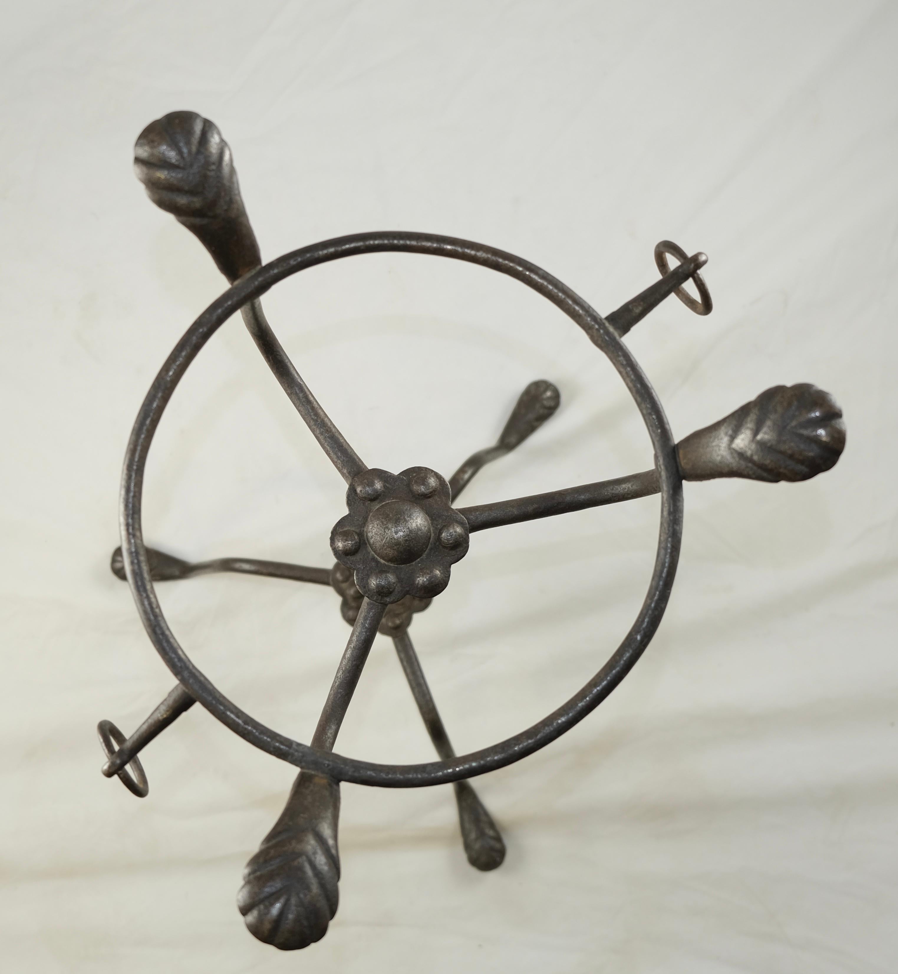 Stand en fer forgé avec un bol en laiton, 17ème siècle en vente 2