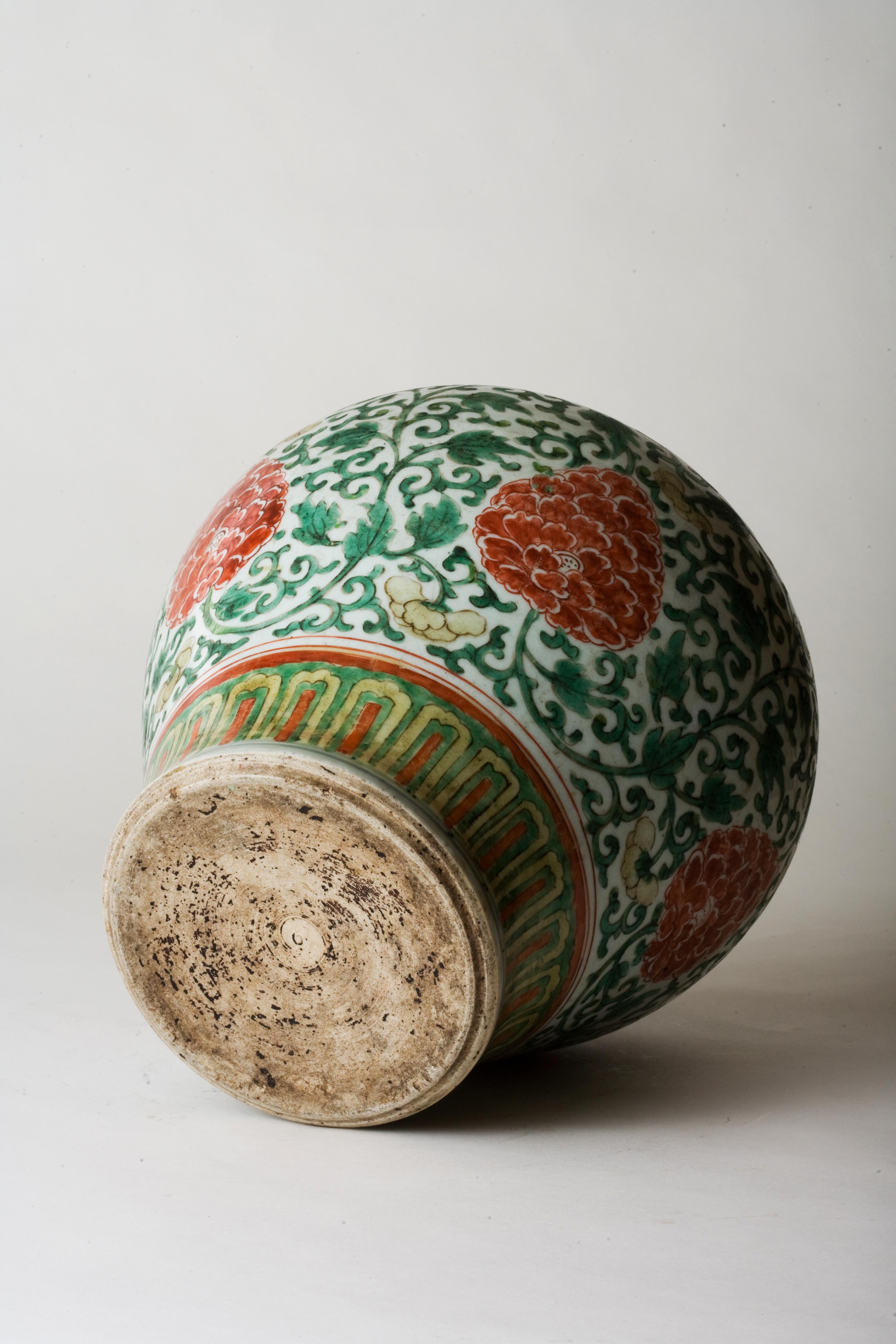 A Wucai 'Peony' Vase Transitional Period, 17th century, Early Qing Dynasty In Good Condition For Sale In seoul, KR