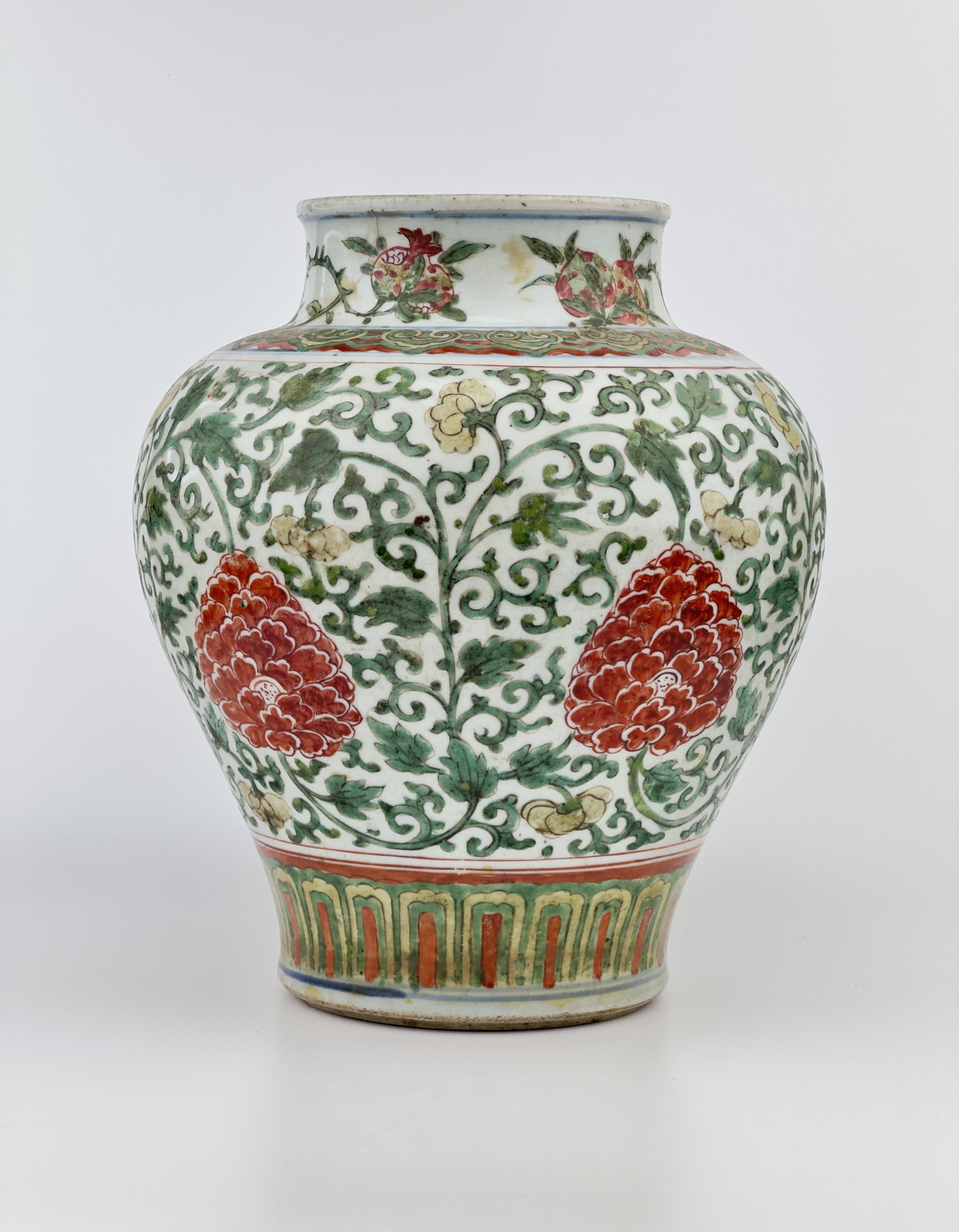 Chinois Vase à pivoine de Wucai Période de transition, XVIIe siècle, début de la dynastie Qing en vente