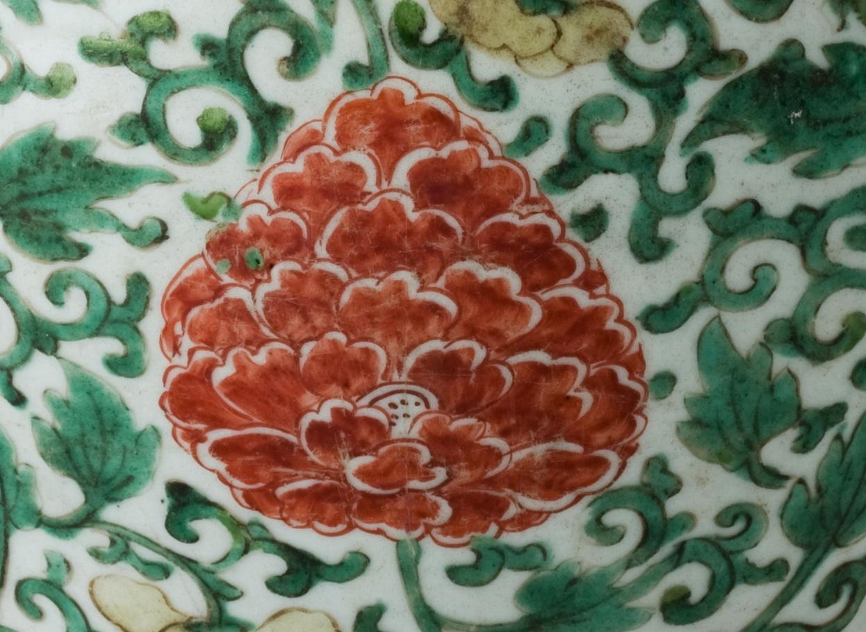 Vase à pivoine de Wucai Période de transition, XVIIe siècle, début de la dynastie Qing en vente 2