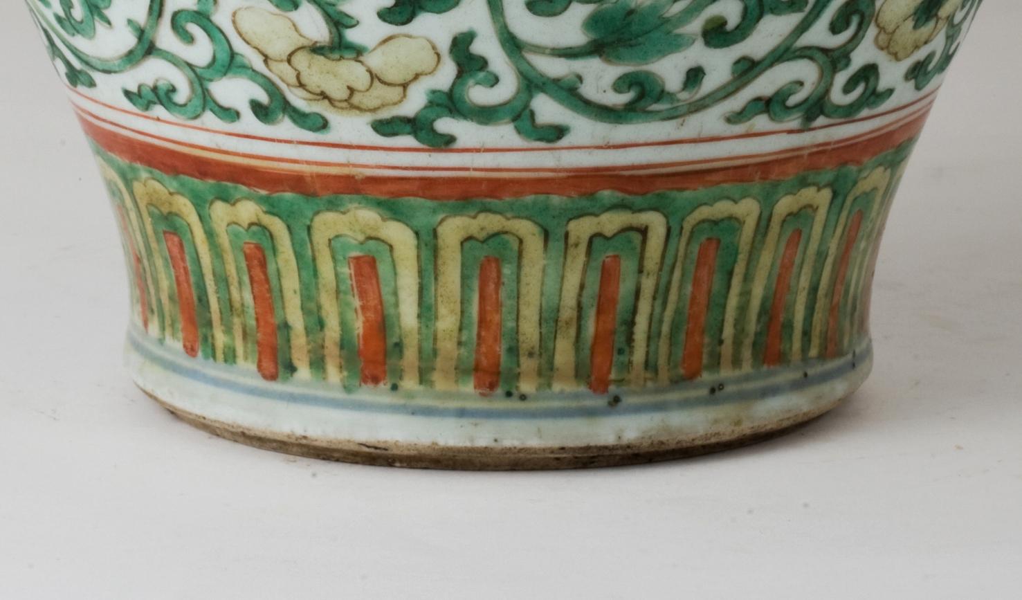 Vase à pivoine de Wucai Période de transition, XVIIe siècle, début de la dynastie Qing en vente 3