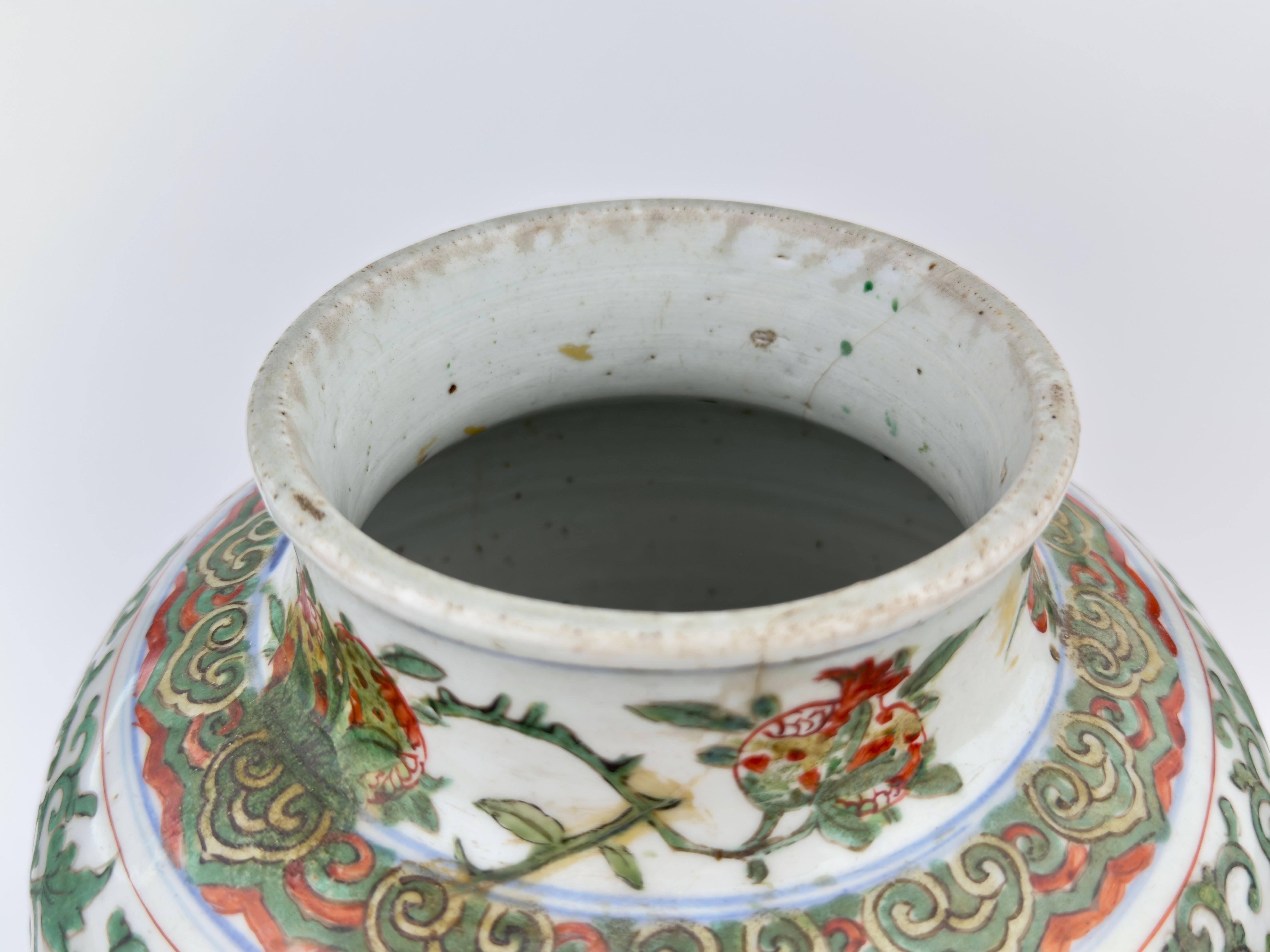 XVIIIe siècle et antérieur Vase à pivoine de Wucai Période de transition, XVIIe siècle, début de la dynastie Qing en vente