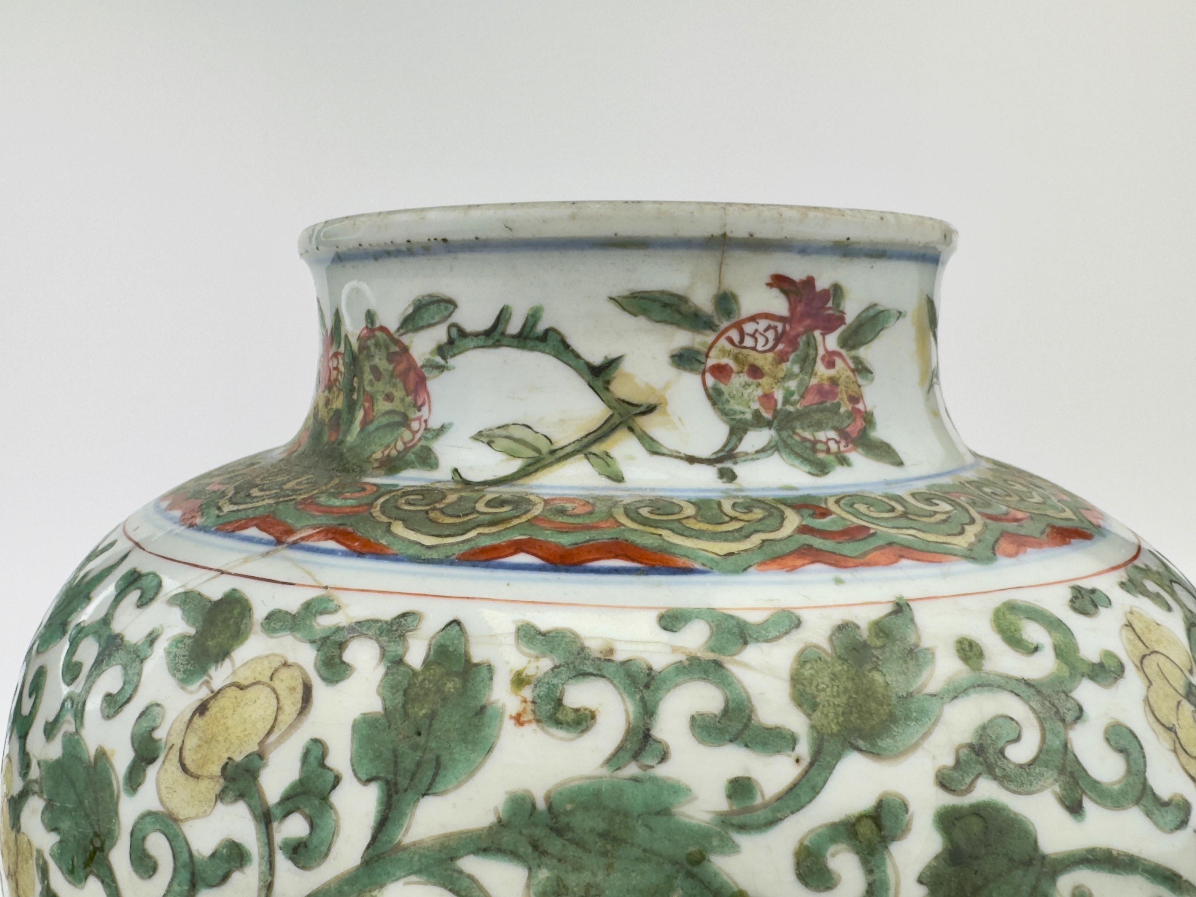 Céramique Vase à pivoine de Wucai Période de transition, XVIIe siècle, début de la dynastie Qing en vente