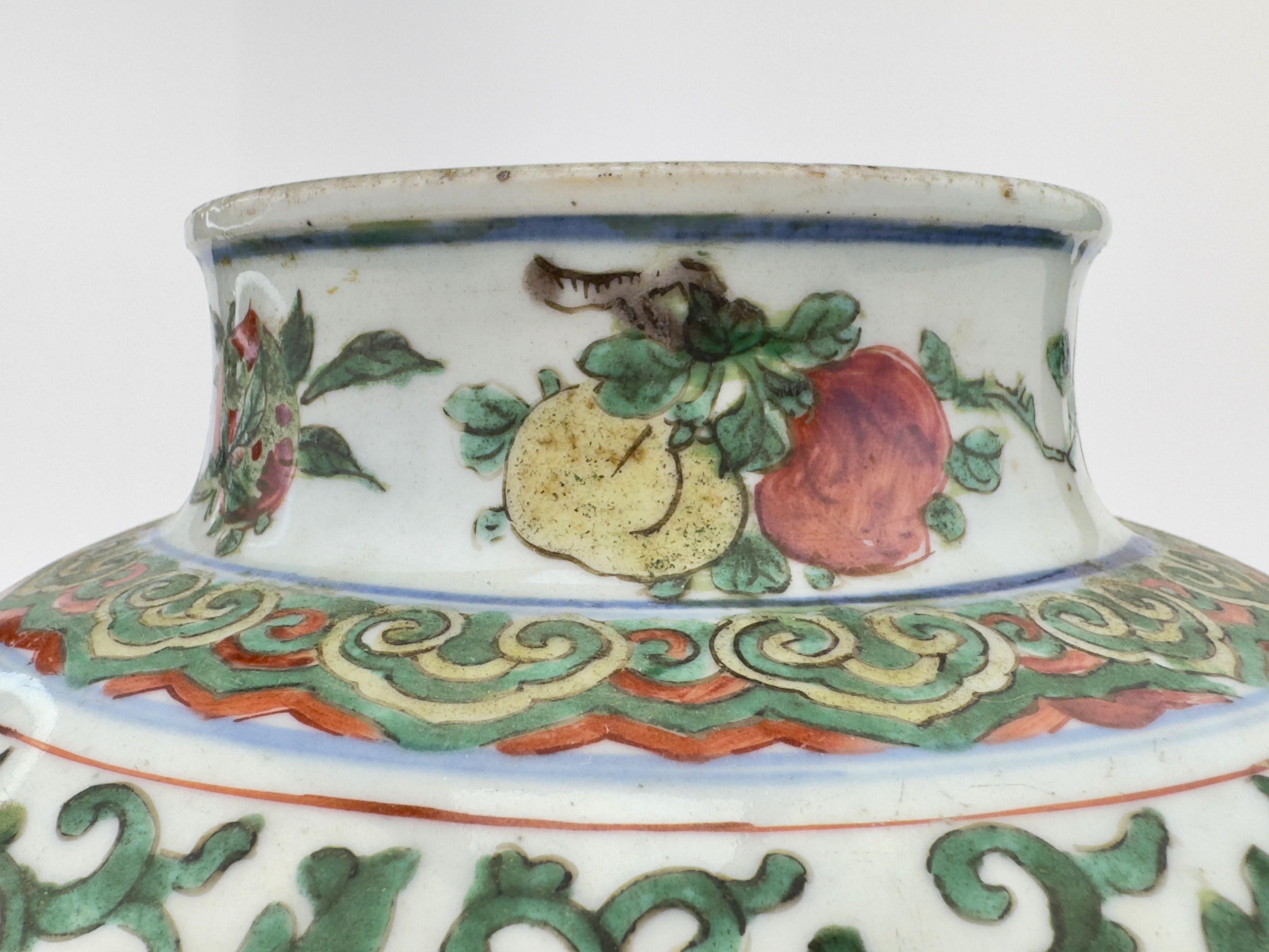 Vase à pivoine de Wucai Période de transition, XVIIe siècle, début de la dynastie Qing en vente 1