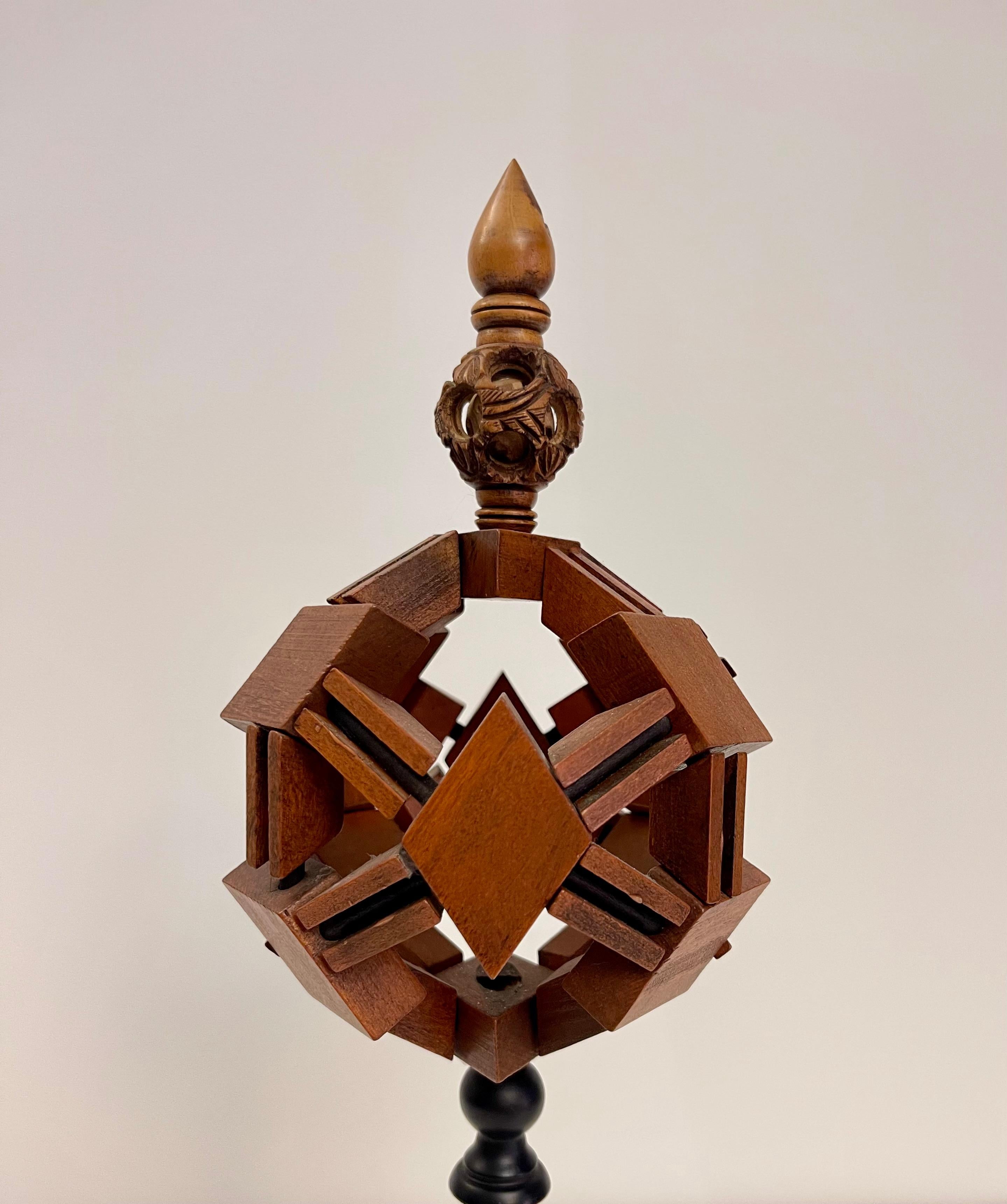 XIX secolo Una wunderkammer in legno di quercia, modello solido geometrico, Germania 1880. in vendita