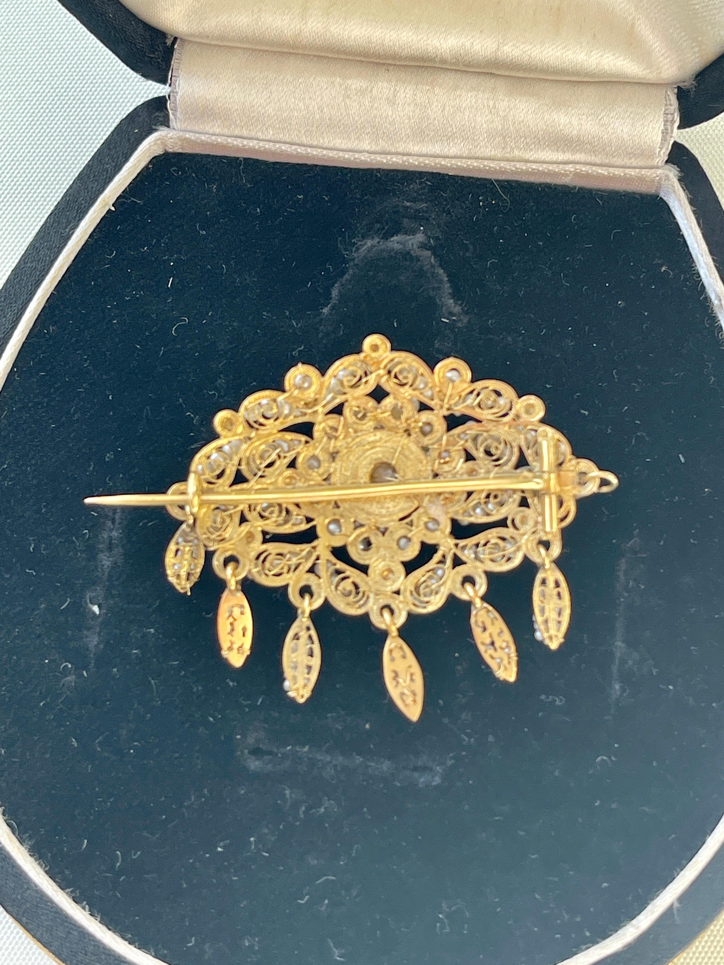 Filigree Pearls Yellow Gold 1800s Spanish Brooch In Excellent Condition For Sale In Viana do Castelo, PT