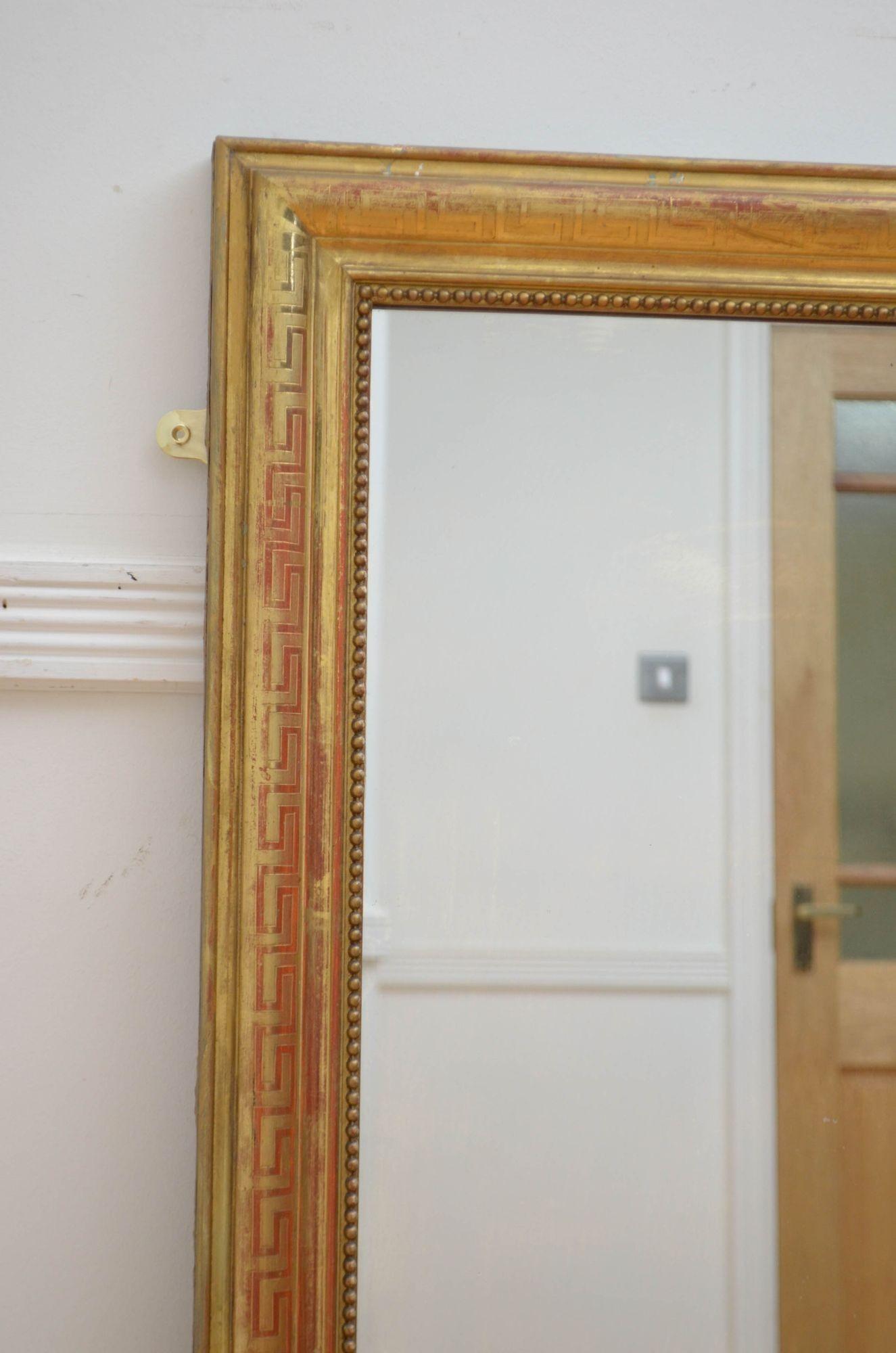 Vergoldeter Wandspiegel aus dem XIX. Jahrhundert H114,5cm (Blattgold) im Angebot