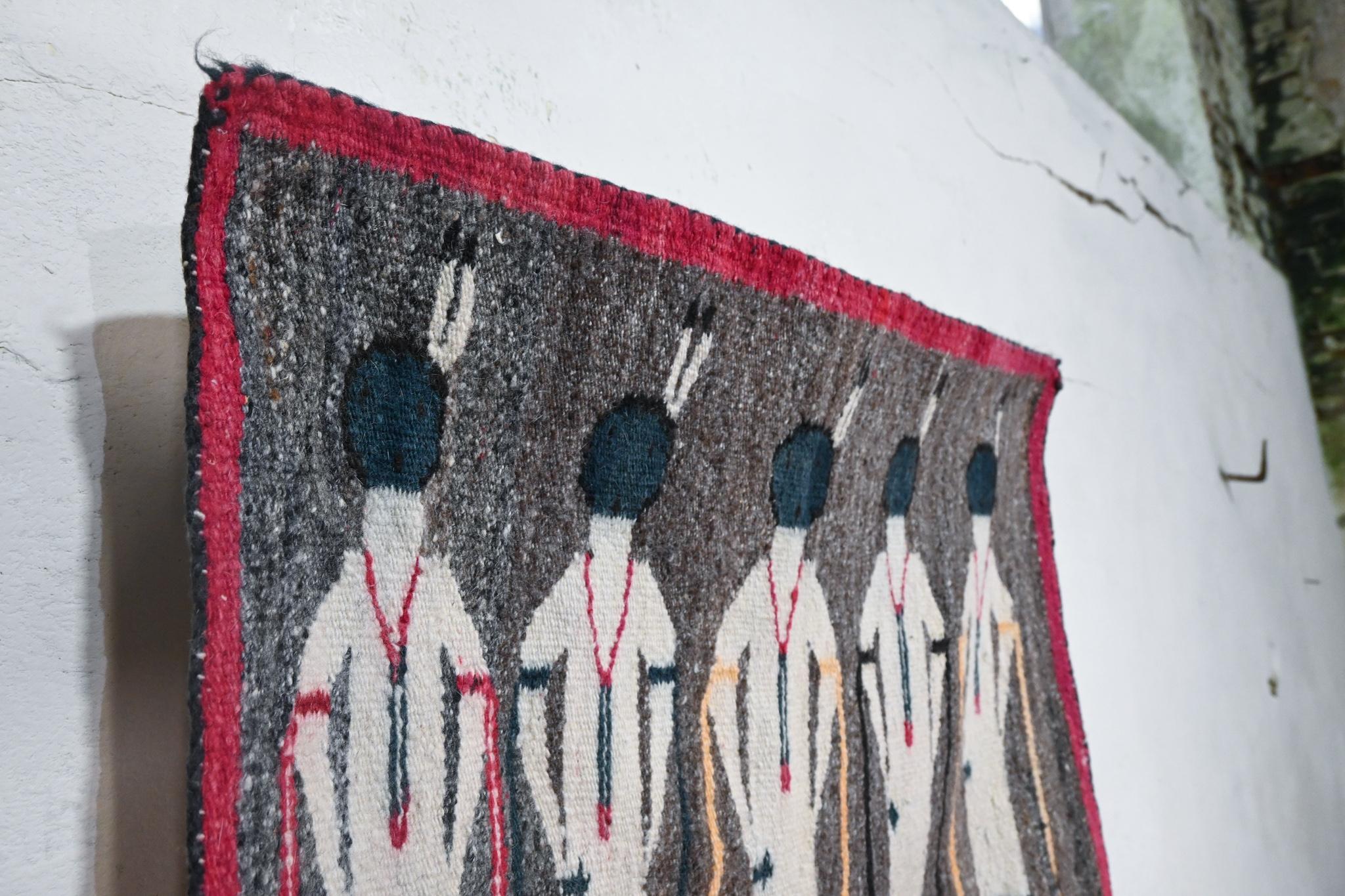 Colgante de Pared de Tejido Plano de Doble Cara Yei Navajo, 1930 Cabezas Redondas Estadounidense en venta