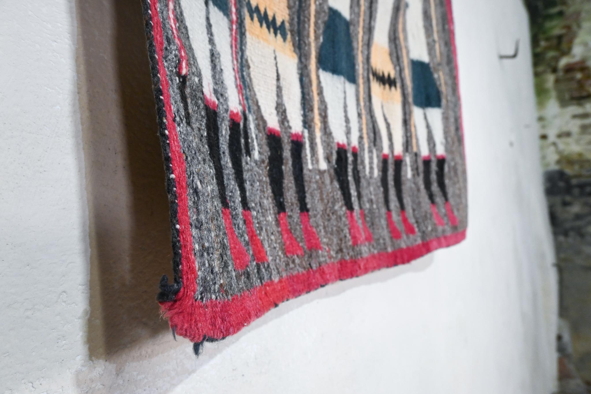 Colgante de Pared de Tejido Plano de Doble Cara Yei Navajo, 1930 Cabezas Redondas Tela en venta