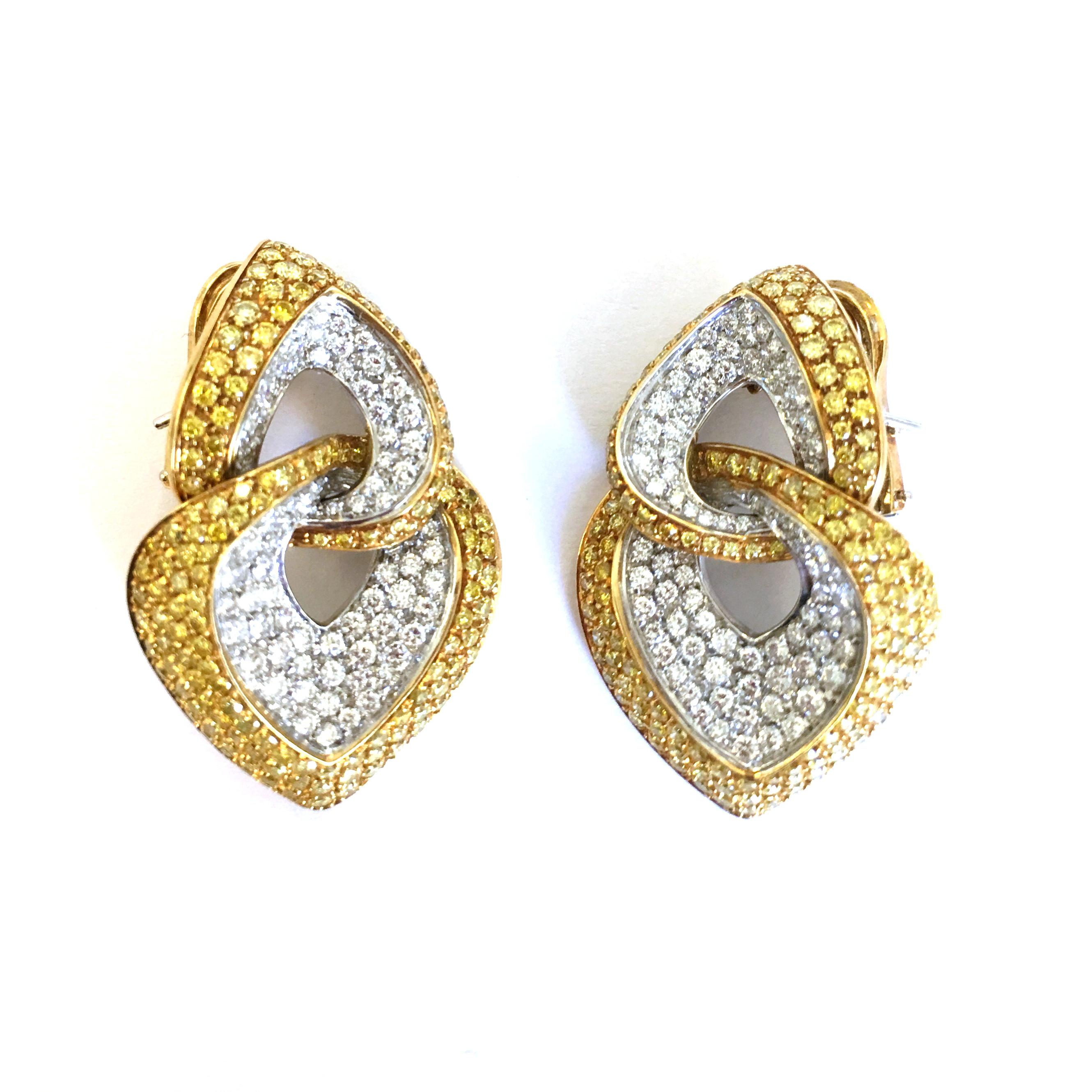 Yellow Diamond and White Diamond Earring in 18 Karat Yellow Gold and White Gold In Excellent Condition For Sale In Geneva, Geneva