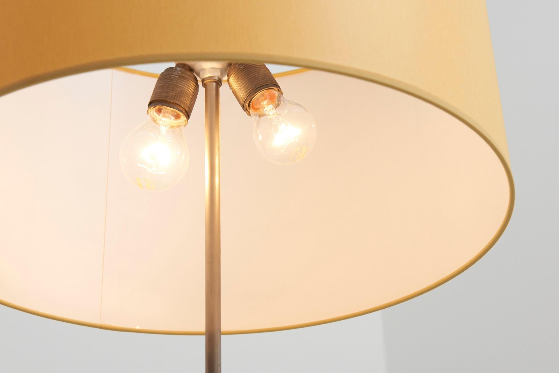 Yellow Floor Lamp with 3-Star Foot im Zustand „Gut“ im Angebot in Antwerpen, BE