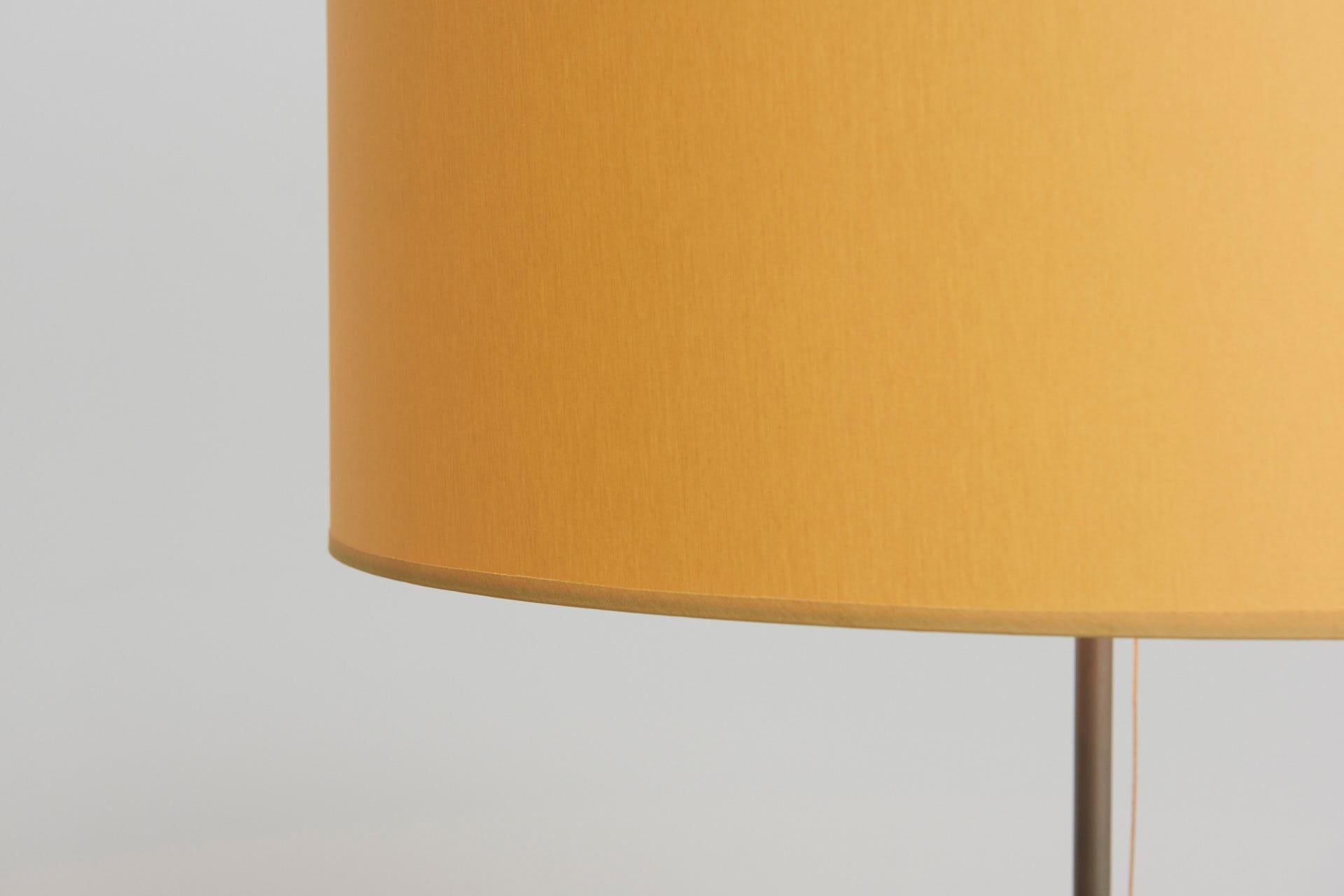 Yellow Floor Lamp with 3-Star Foot (Mitte des 20. Jahrhunderts) im Angebot