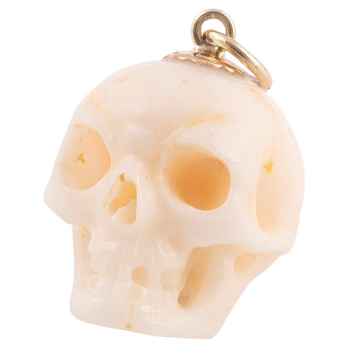 Depicting the skull in white coral mounted in yellow gold pendant.
Height : 1.5cm
