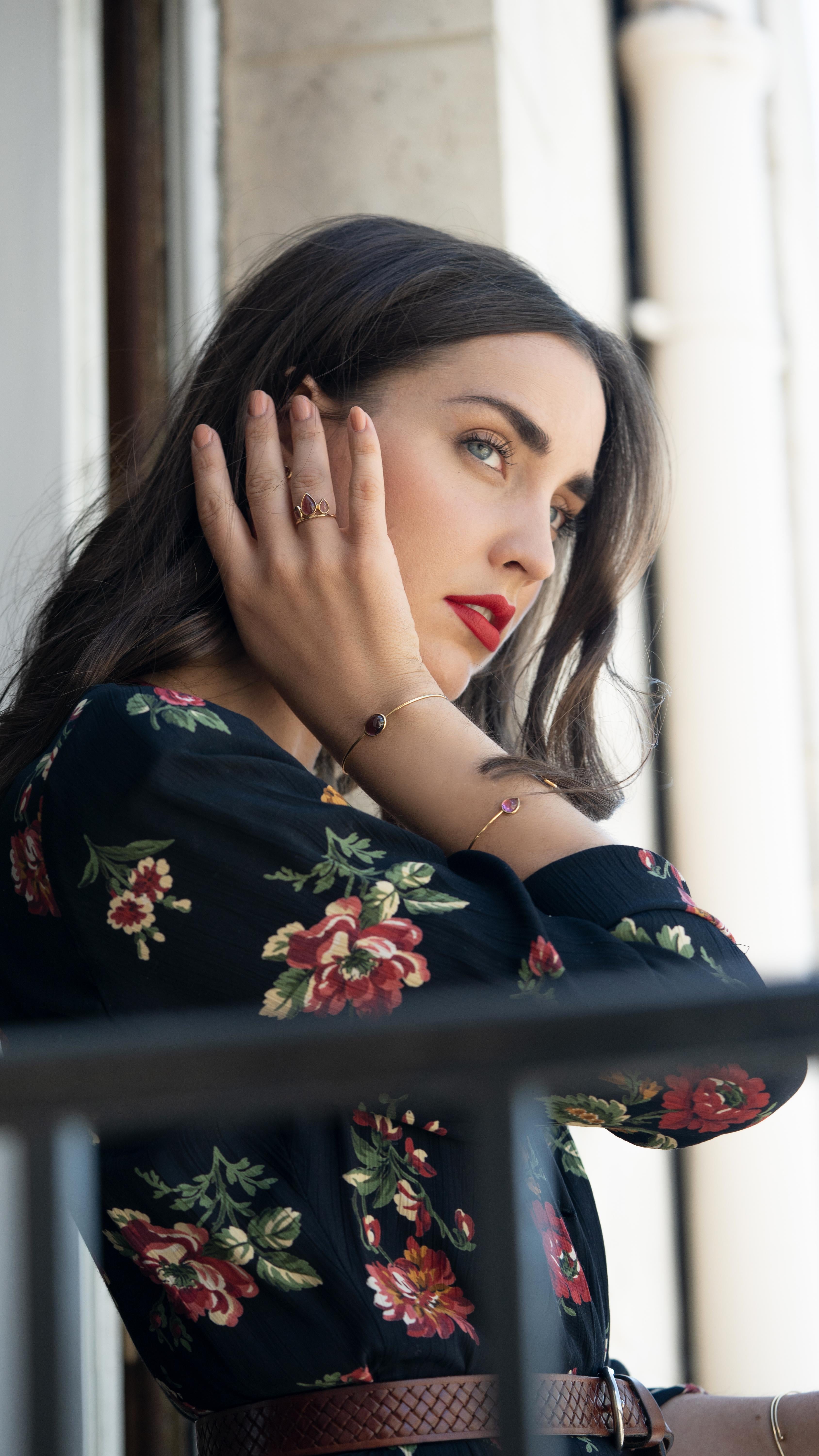 One 18k yellow gold bangle set with an oval purple tourmaline cabochon.
Weight: 4.12 carats, 4,02 grams.
Created by Marion Jeantet
French assay mark.
Price without local taxes.