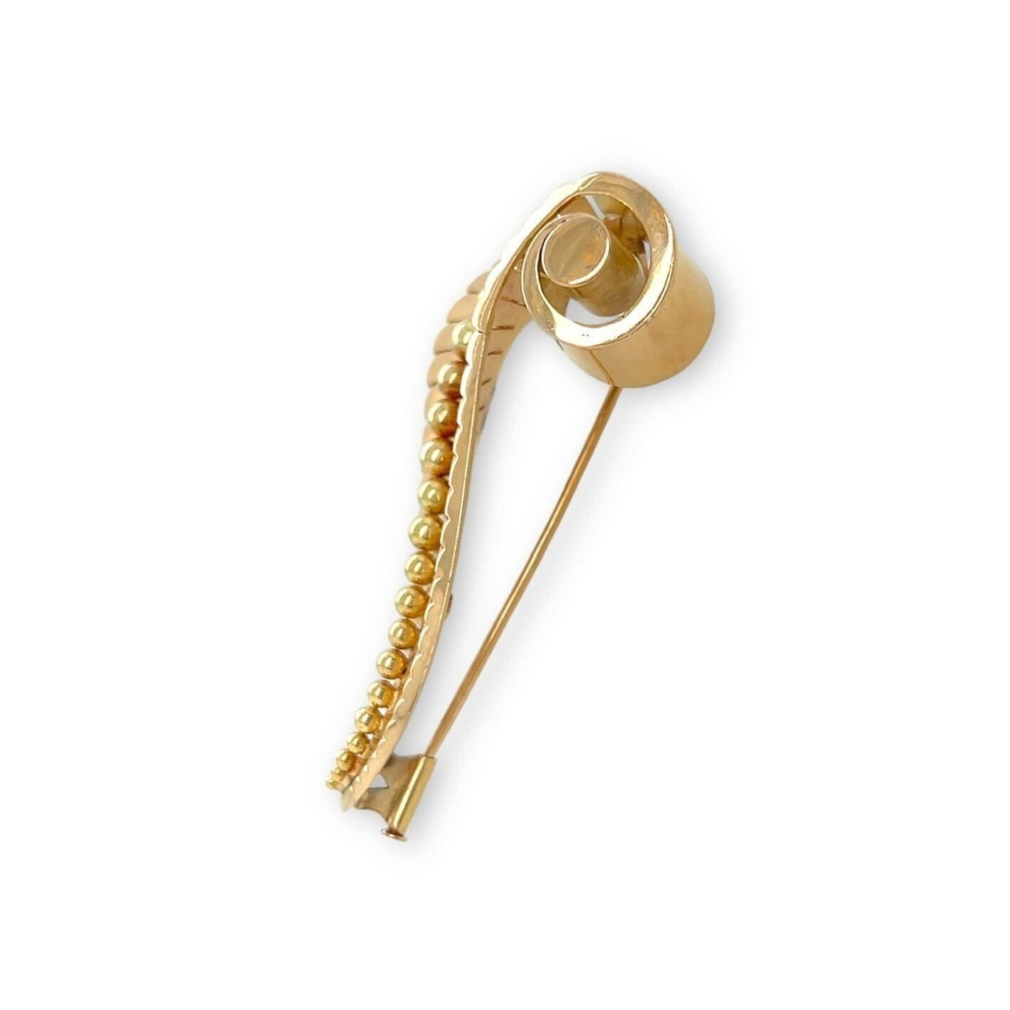 A Yellow Gold Brooch In Excellent Condition For Sale In New York, NY