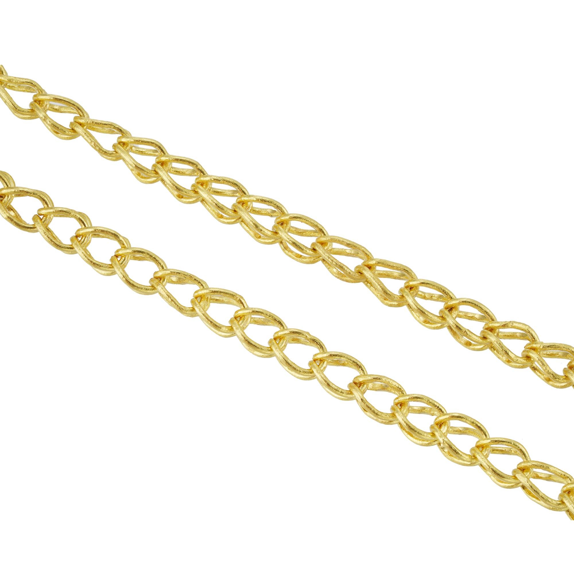 Collier en chaîne fait main par AKELO, la chaîne à maillons en fil de fer de 0,3 cm de large, avec un fermoir en forme de S, le tout en or jaune poinçonné 18ct Londres, fait par Andrea Cagnetti le maître orfèvre romain connu sous le nom d'Akelo,