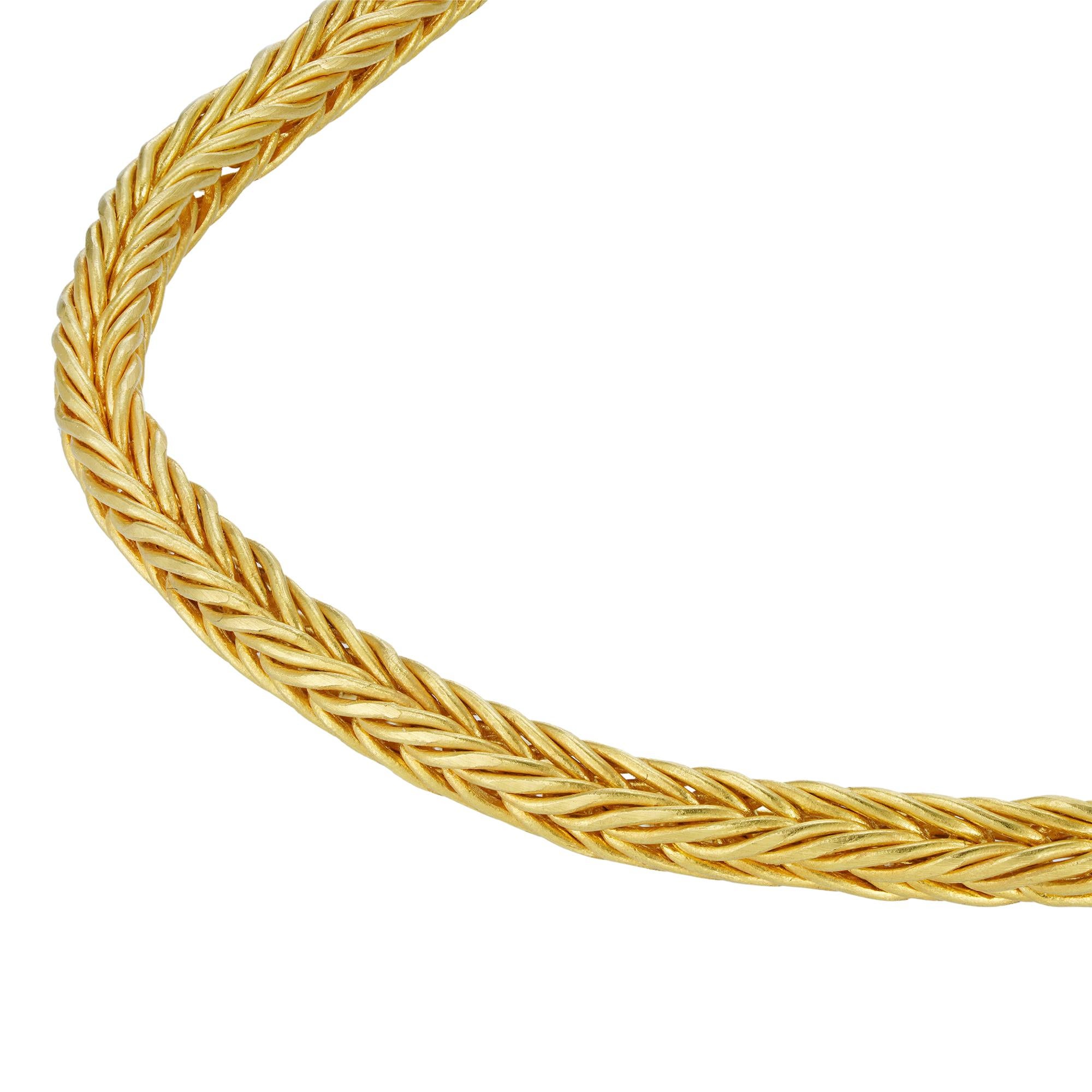 Eine handgefertigte Kette von AKELO, die Loop-in-Loop-Drahtgliederkette 0,3 cm breit, mit einem S-förmigen Verschluss, alle in Gelbgold gestempelt 18ct London, von Andrea Cagnetti der römischen Goldschmiedemeister als Akelo bekannt gemacht, messen