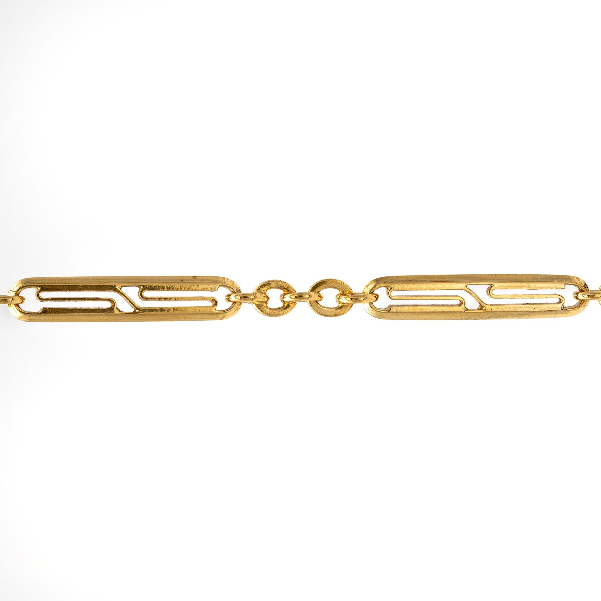 Una catena in oro giallo composta da barre di maglie d'oro con disegno traforato sospese da 3 maglie per lato, un meccanismo di apertura a un'estremità, misura 154 cm di lunghezza, 3,5 mm di larghezza, peso lordo 47,9 grammi.

Questa catena è in