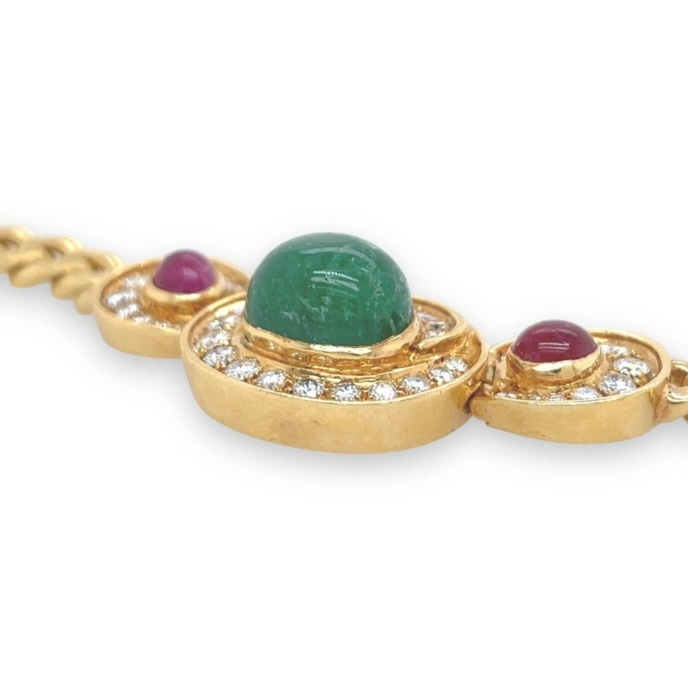 Halskette aus 18 Karat Gelbgold, Smaragd, Rubin und Diamant.  Entworfen als Panzergliederkette, die an der Vorderseite von einem Cabochon-Smaragd mit den Maßen von ca. 13,92 x 11,54 mm in einem ovalen Wirbel von zwanzig (20) runden Brillanten in