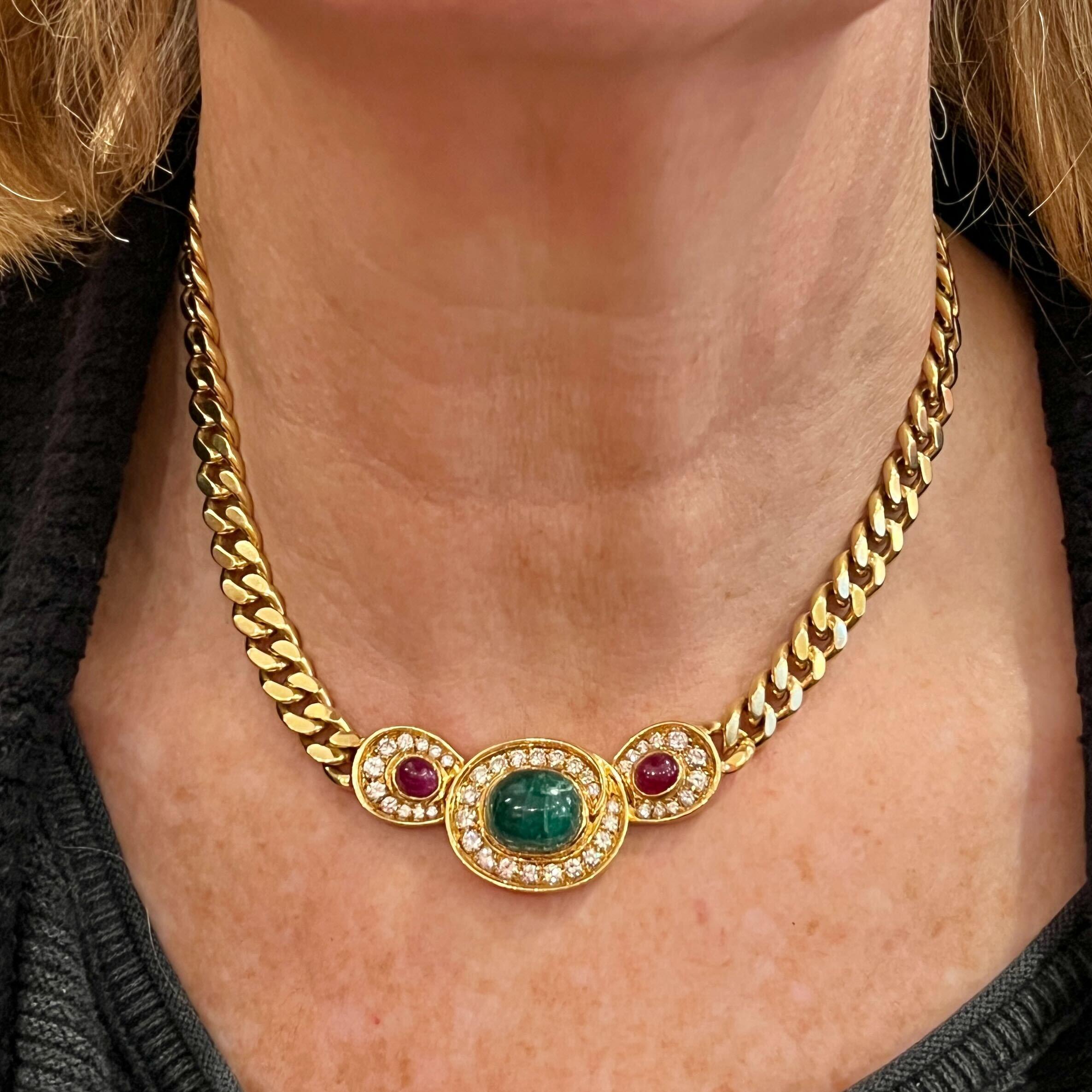 Halskette aus Gelbgold, Smaragd, Rubin und Diamanten im Zustand „Hervorragend“ in New York, NY