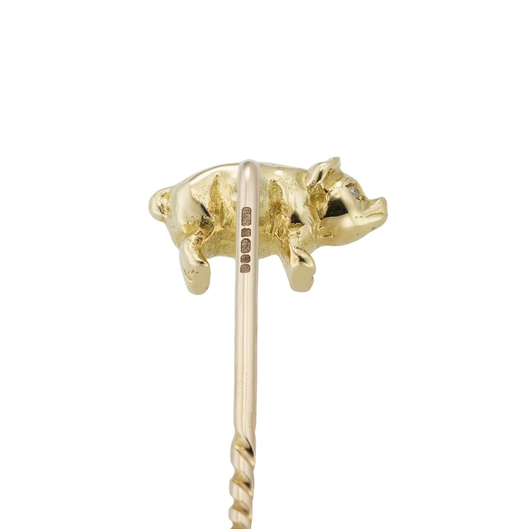 A yellow gold stickpin, the finial in the form of a pig, all set in yellow gold, hallmarked 18 carat gold, London, made by Bentley & Skinner, measuring 1.3 x 0.7cm, with 6.4cm long, gross weight 3.9 grams.

A fun yellow stick pin. Pigs are seen as