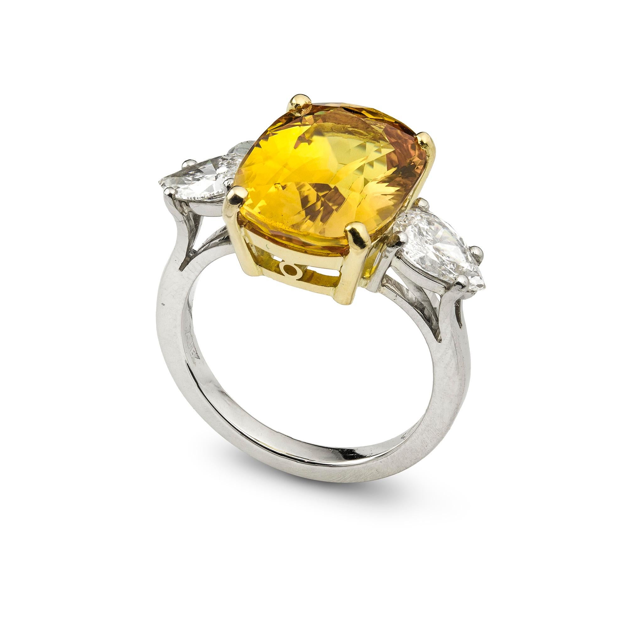 Ein gelber Saphir und Diamantring, der Saphir im Kissenschliff wird von einem GCS-Bericht begleitet, der besagt, dass der Stein ein natürlicher Saphir ist  mit den Maßen 13,09 x 9,99 x 6,83 mm und einem Gewicht von 8,00 Karat, vierfach gefasst in