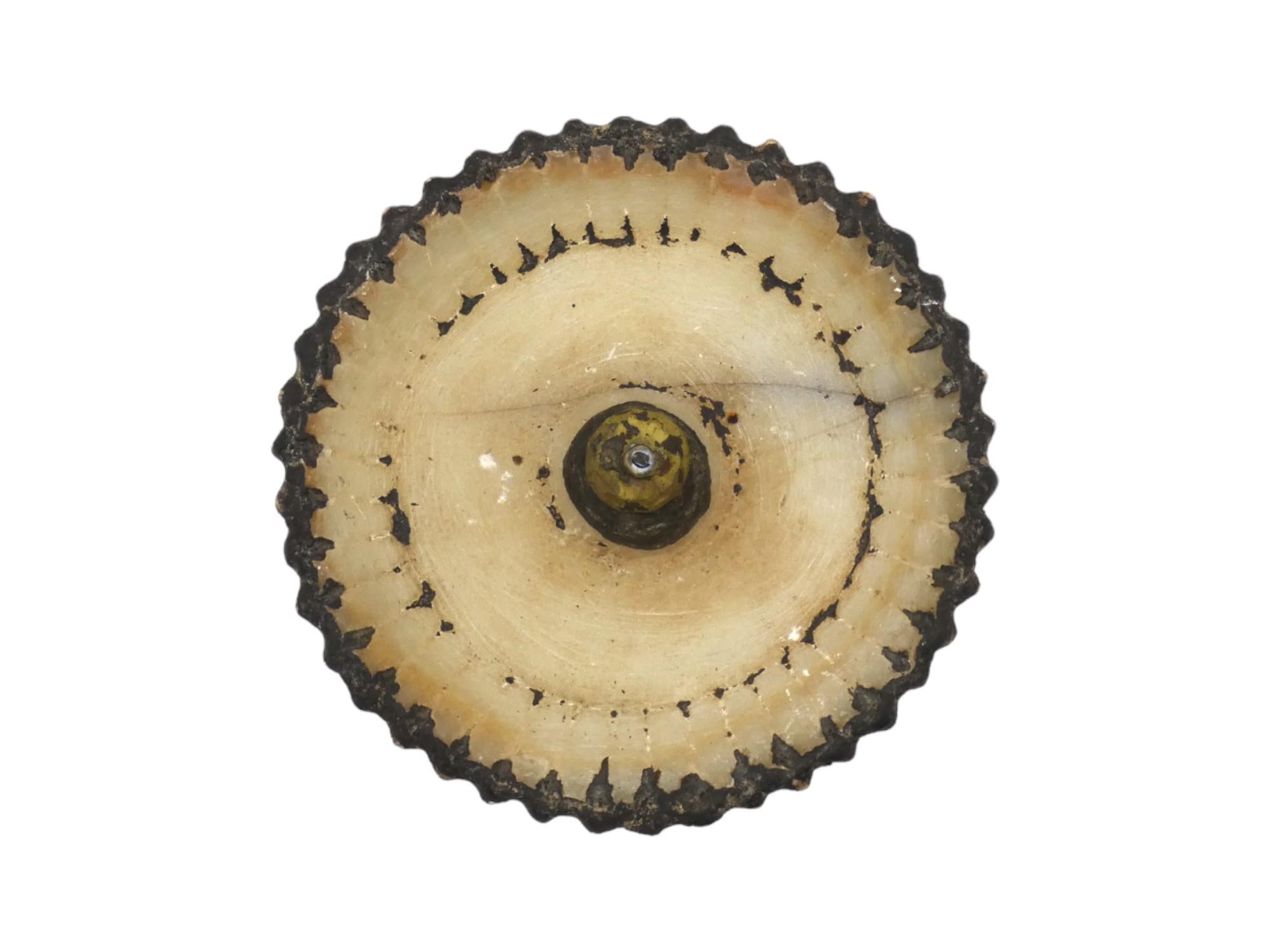 Esta lámpara de Shabat de piedra tallada, fabricada en Yemen hacia 1900, refleja las tradiciones prácticas y religiosas de las comunidades judías yemeníes. Yemen, que históricamente albergó a una importante población judía, tenía un rico patrimonio