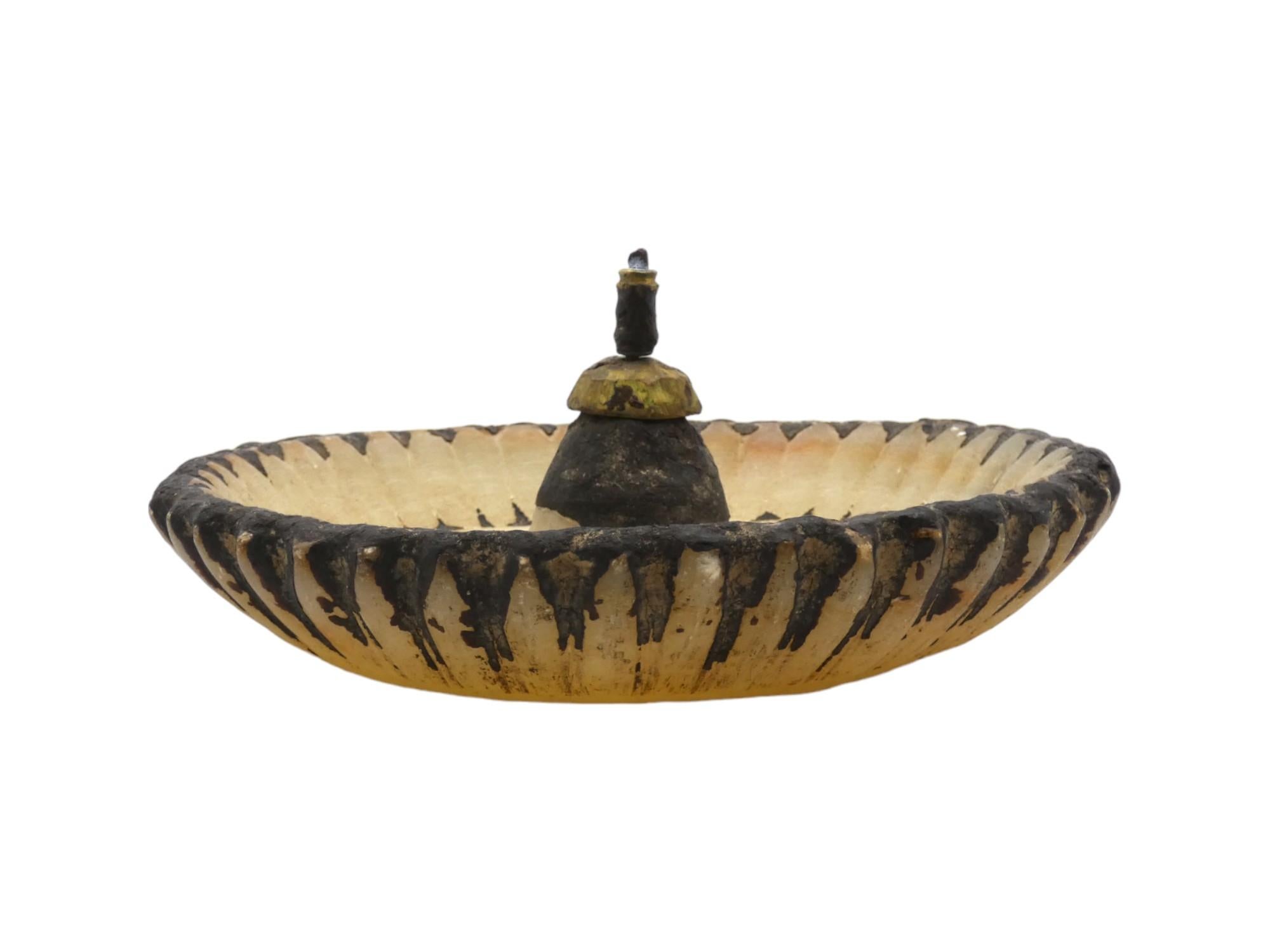 Lámpara de Shabat yemenita de piedra tallada, circa 1900 Judaica Yemení en venta