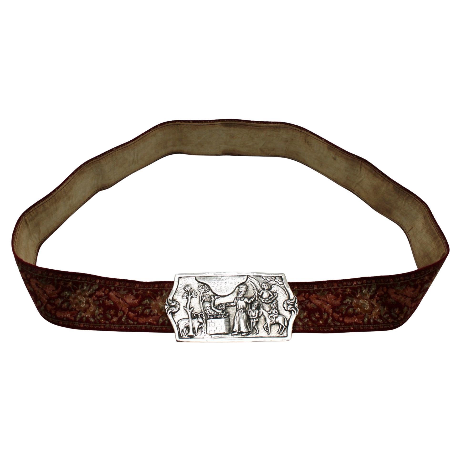 Une belle ceinture de cérémonie pour Yom Kippour, fabriquée dans le prolongement d'une tradition juive européenne ancienne et significative selon laquelle les hommes portaient une ceinture proéminente sur le kittel le jour de Yom Kippour en signe de