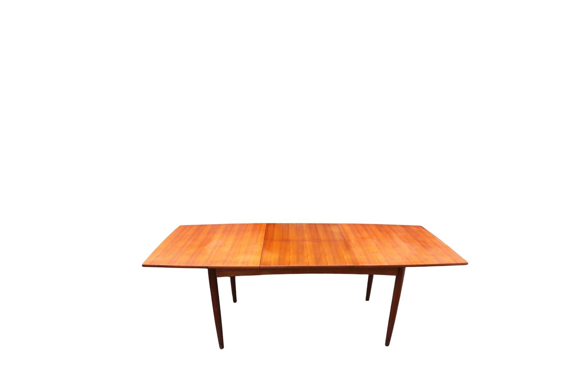 Mesa de comedor extensible Mid Century Younger
Esta mesa de comedor extensible de mediados de siglo ha sido diseñada y fabricada por A. Younger Ltd.
Mesa de comedor de teca de mediados de siglo

Esta mesa de comedor de teca de mediados de siglo,