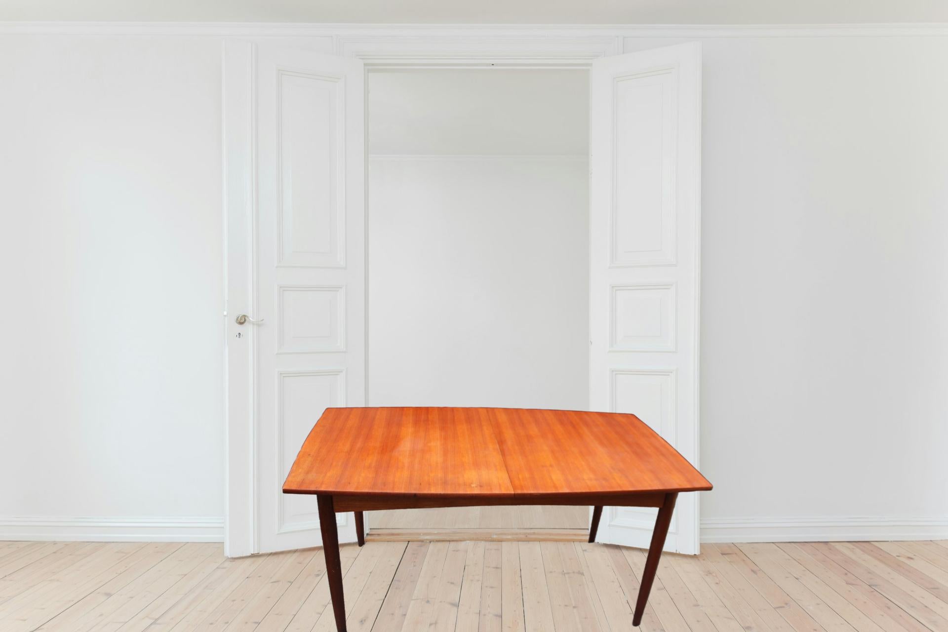 Una mesa de comedor extensible más joven Barnizado en venta