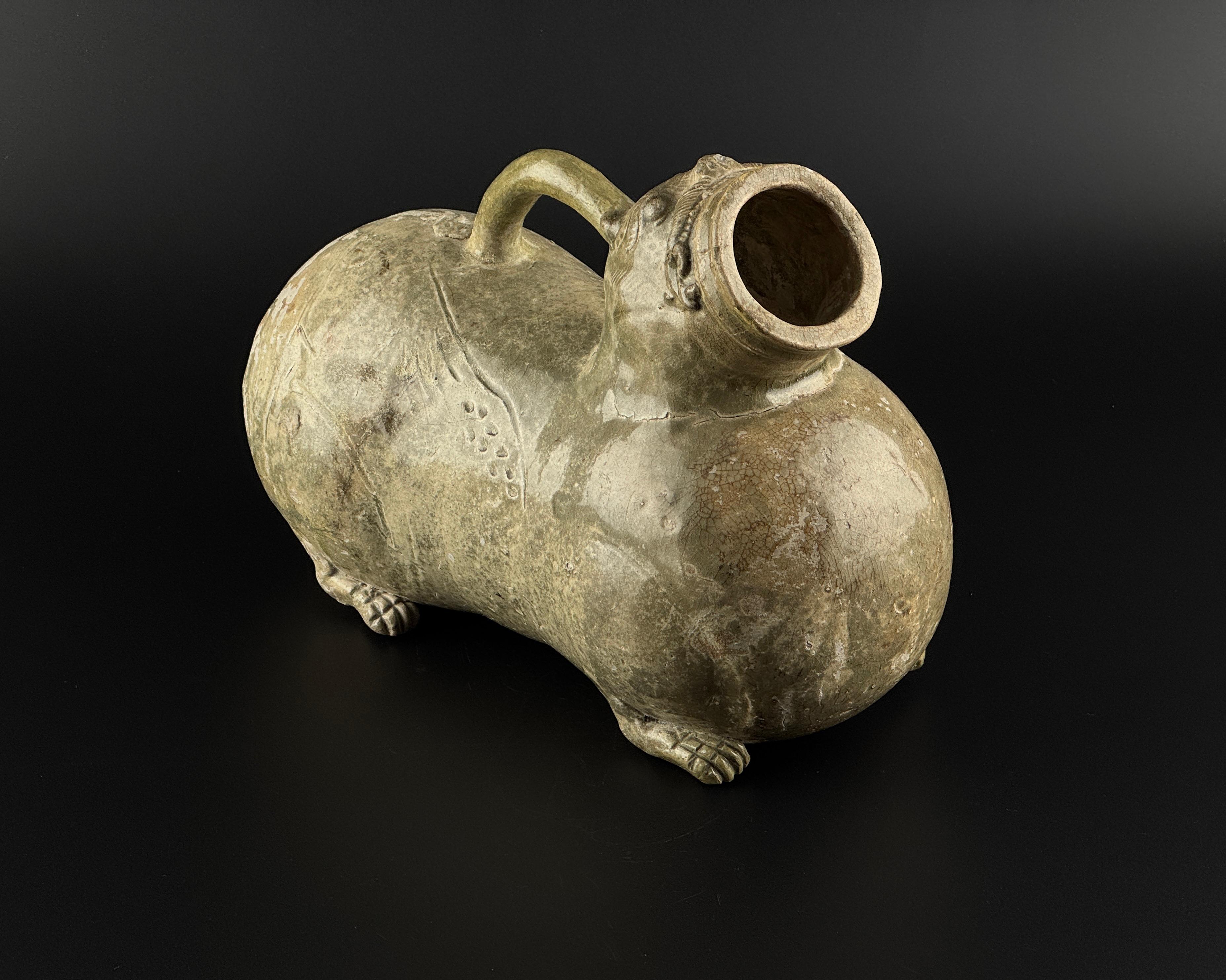 Rare vase figuratif à glaçure céladon Yue, dynastie des Jin de l'Ouest (265-420) en vente 2