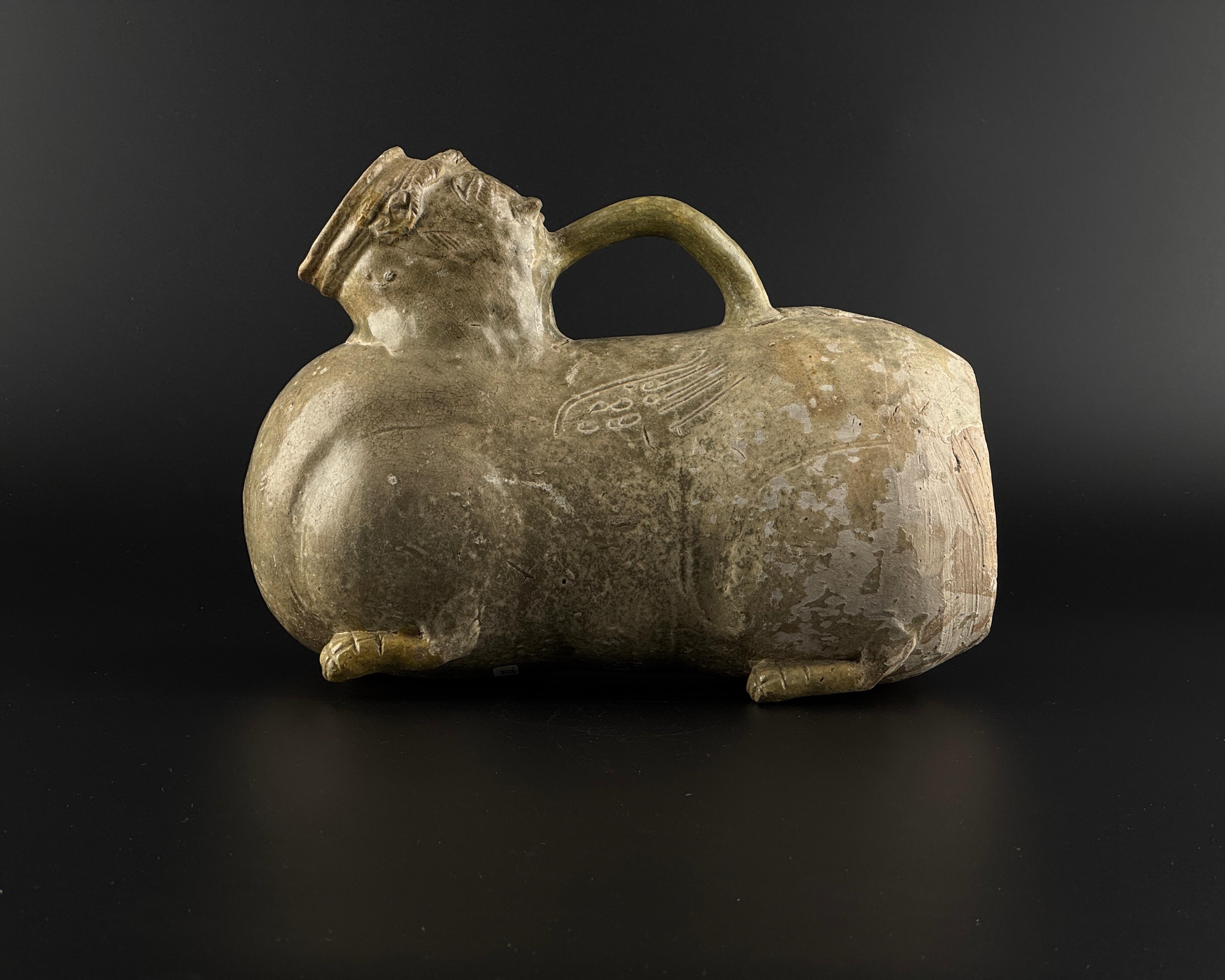 A Rare Yue Celadon-Glazed Figural Vessel, Western Jin dynasty (265-420) In Good Condition For Sale In seoul, KR