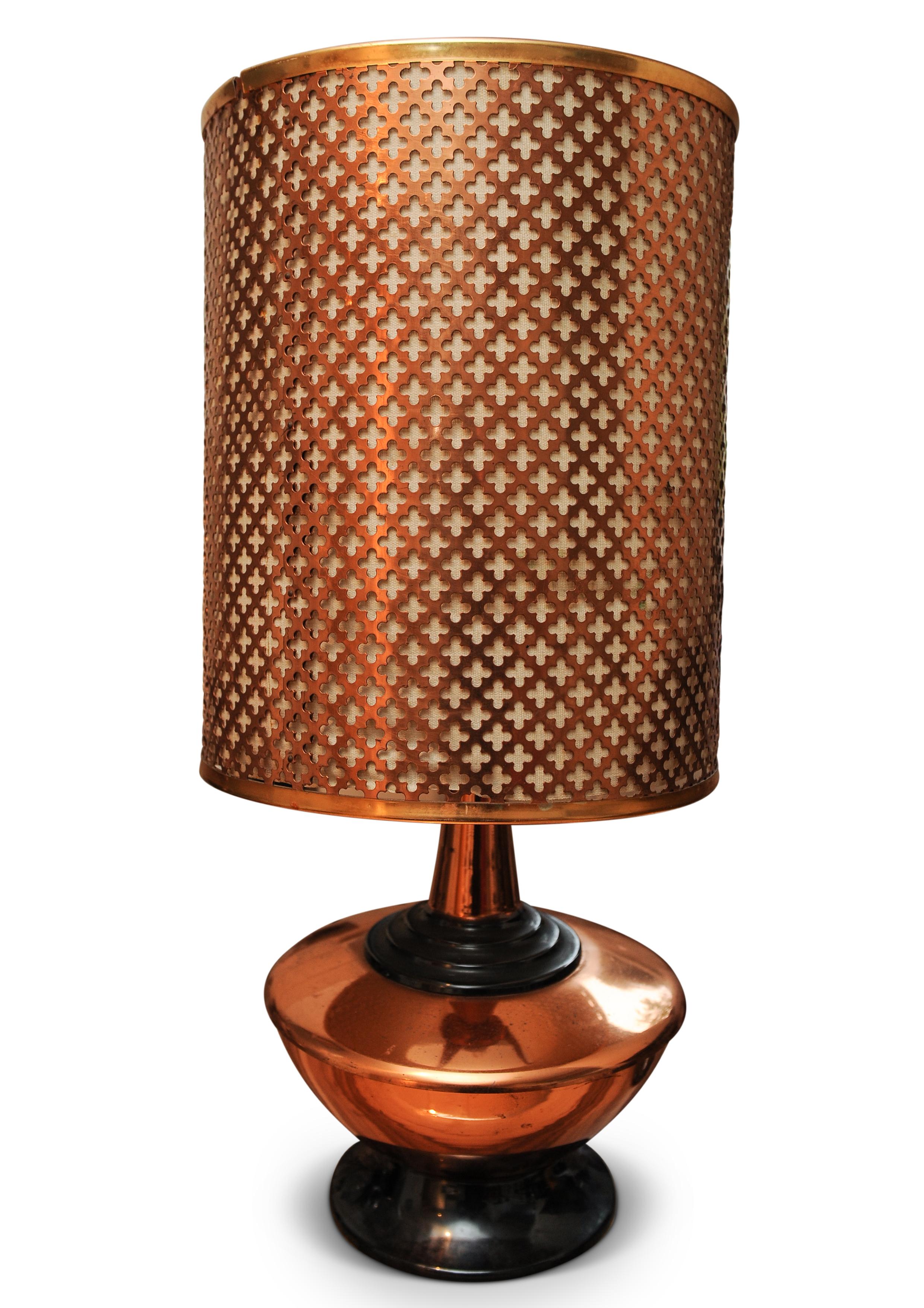 A Mid Century Zambian Copper Table Lamp With An Alhambra Design To Light Shade In Good Condition For Sale In High Wycombe, GB
