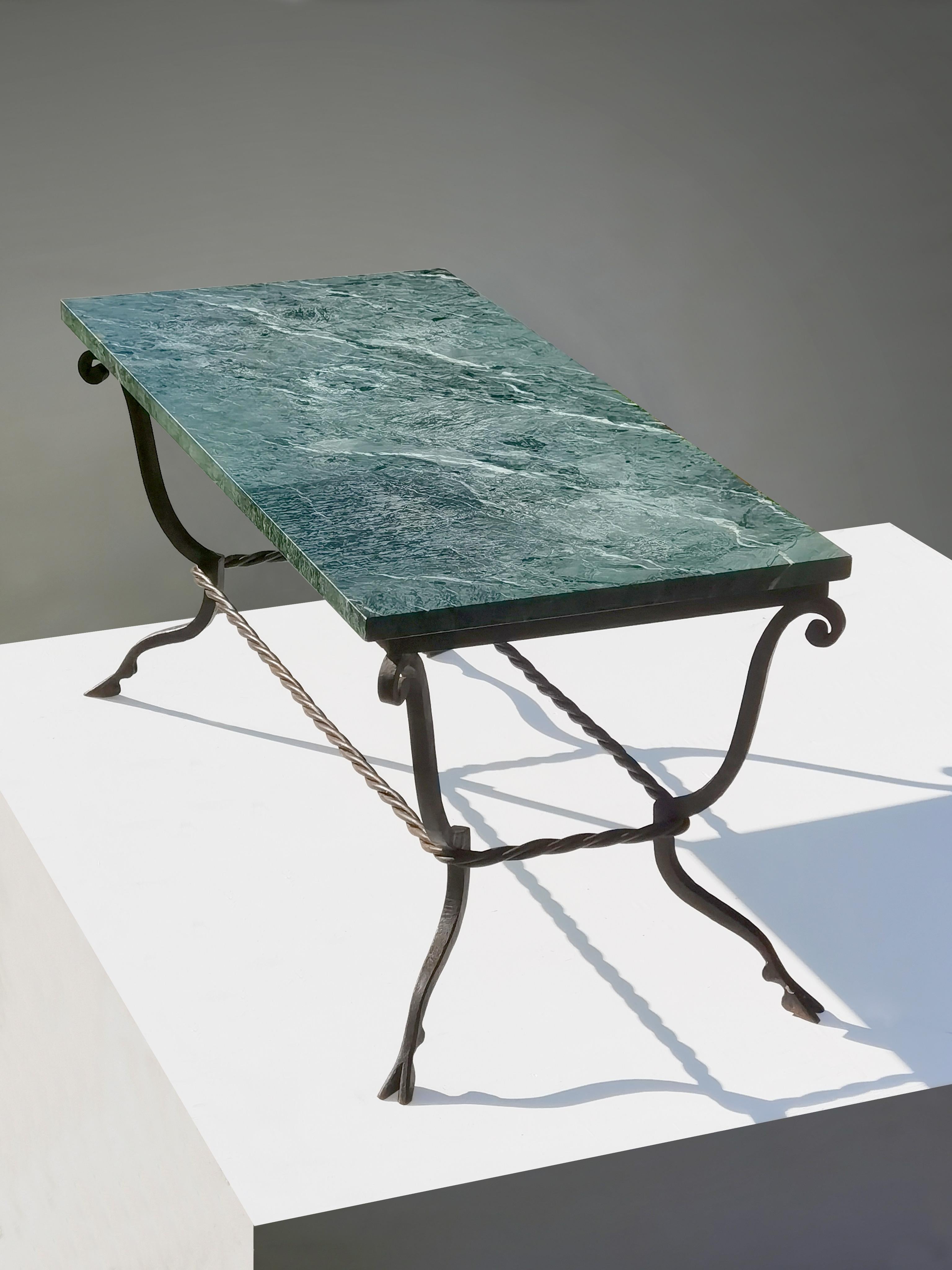 UNA MESA DE CAFÉ NEOCLÁSICA ART-DECO EN EL ESPÍRITU DE EDGAR BRANDT, Francia 1930 en Bueno estado para la venta en PARIS, FR