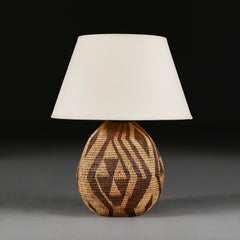 Une lampe en tressage de panier Zulu