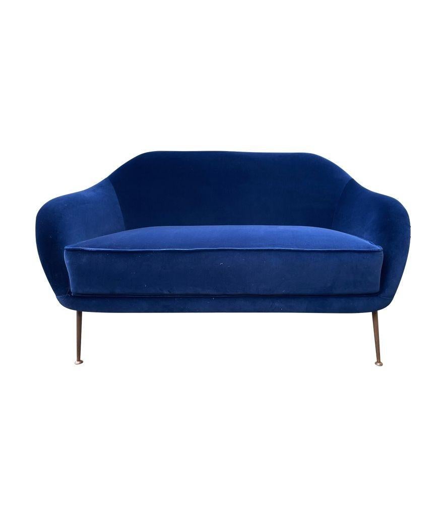 Italienisches Zweisitzer-Sofa aus den 1950er Jahren mit Messingbeinen, neu gepolstert mit blauem Samt im Angebot 7