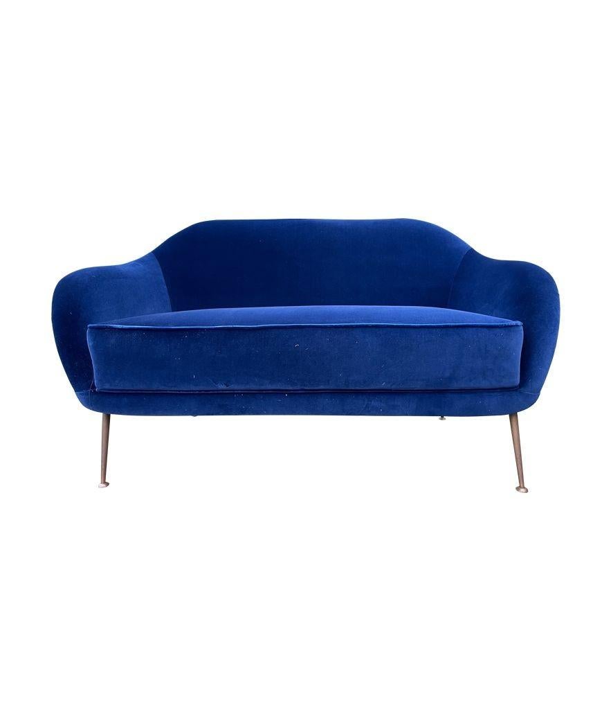 Italienisches Zweisitzer-Sofa aus den 1950er Jahren mit Messingbeinen, neu gepolstert mit blauem Samt im Angebot 8