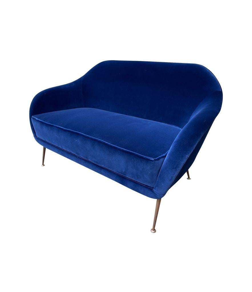 Italienisches Zweisitzer-Sofa aus den 1950er Jahren mit Messingbeinen, neu gepolstert mit blauem Samt im Angebot 9