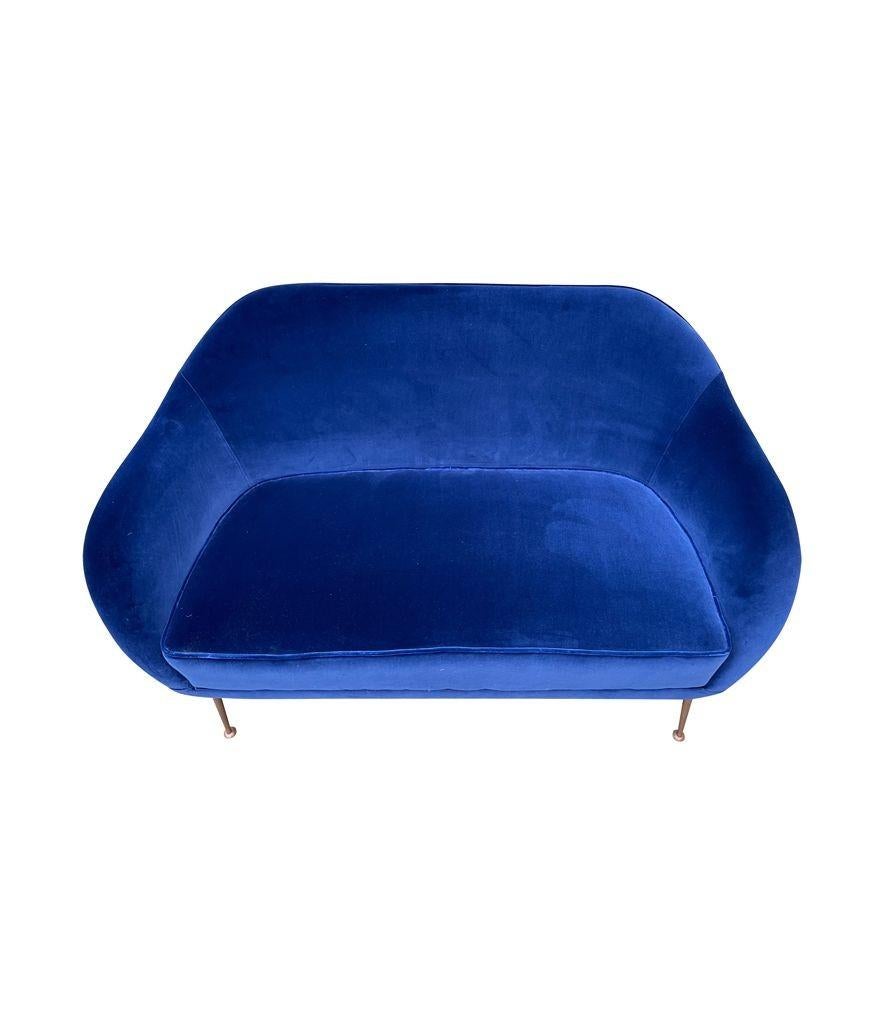 Italienisches Zweisitzer-Sofa aus den 1950er Jahren mit Messingbeinen, neu gepolstert mit blauem Samt im Angebot 10