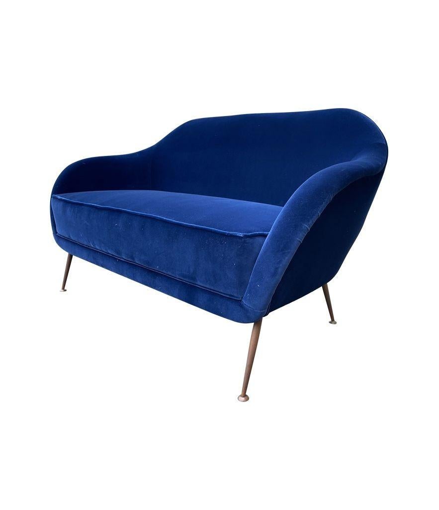 Italienisches Zweisitzer-Sofa aus den 1950er Jahren mit Messingbeinen, neu gepolstert mit blauem Samt im Angebot 11