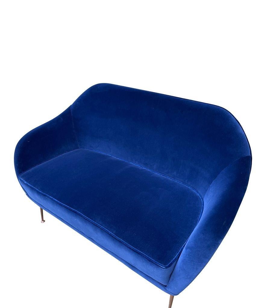 A1950s Italian Two Seater Sofa with Brass Legs Newly Upholstered in Blue Velvet For Sale 12
