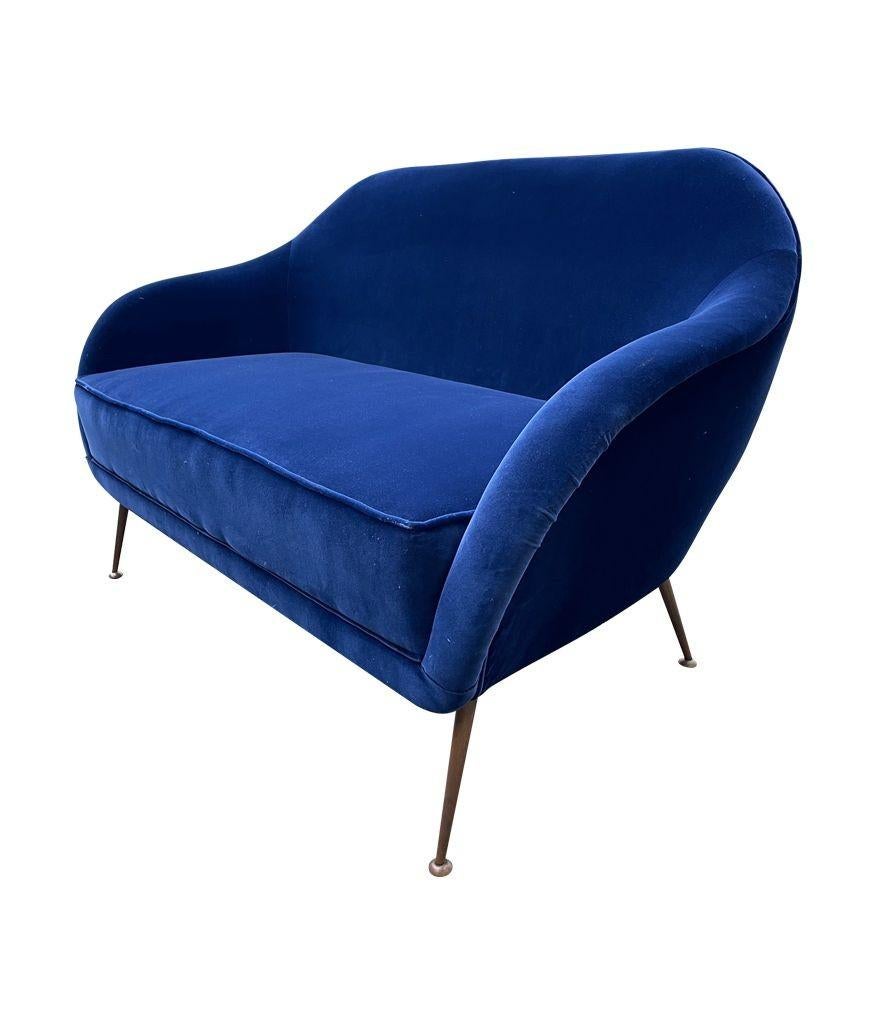 Italienisches Zweisitzer-Sofa aus den 1950er Jahren mit Messingbeinen, neu gepolstert mit blauem Samt (20. Jahrhundert) im Angebot