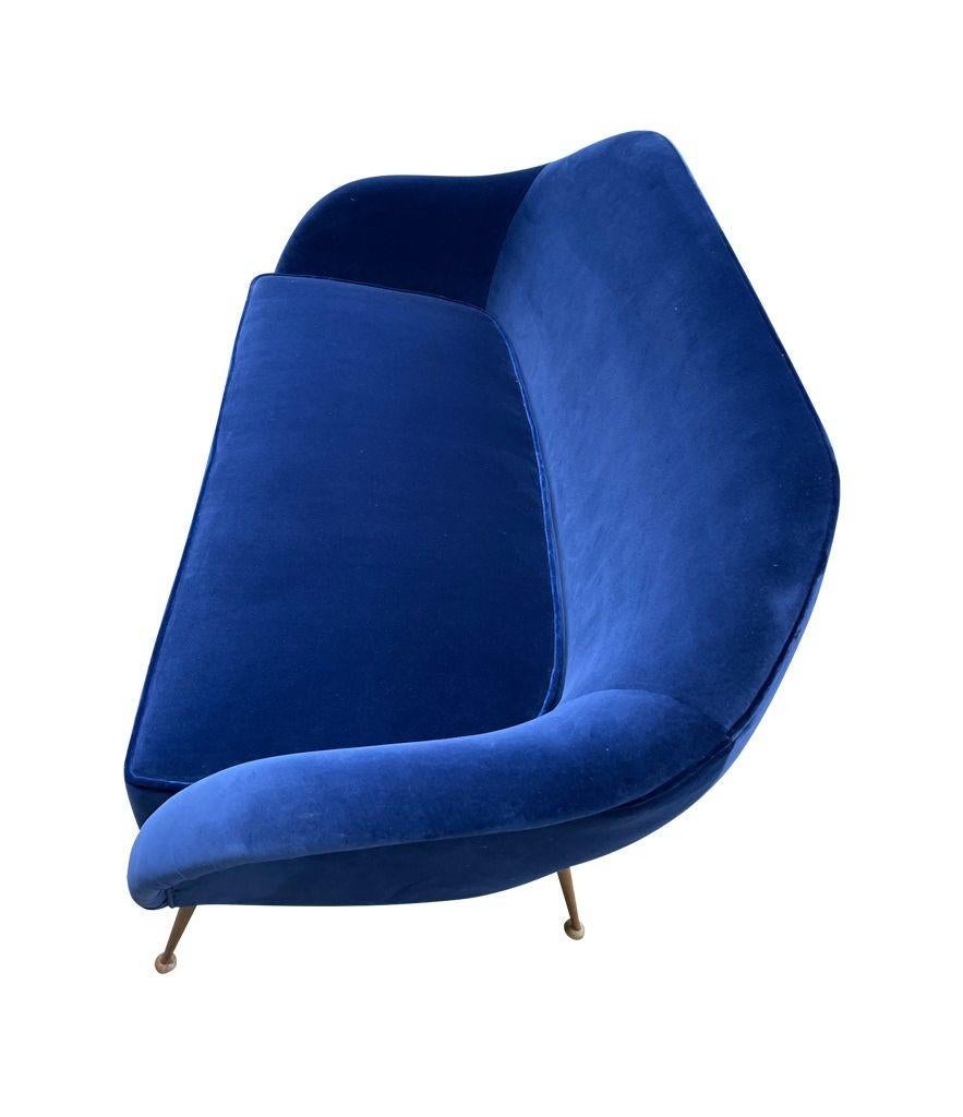 Italienisches Zweisitzer-Sofa aus den 1950er Jahren mit Messingbeinen, neu gepolstert mit blauem Samt im Angebot 3